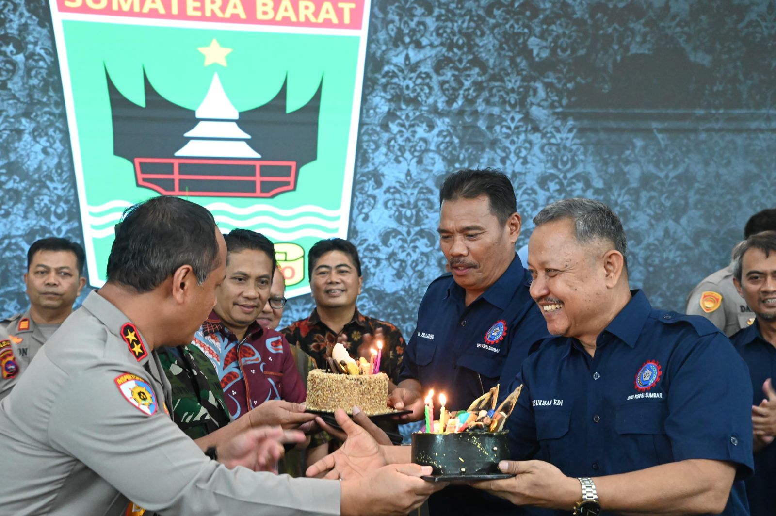 Solidaritas Terjalin Indah: Kapolda Sumbar Berikan Surprise Kue Ulang Tahun kepada KSPSI di May Day Fiesta 