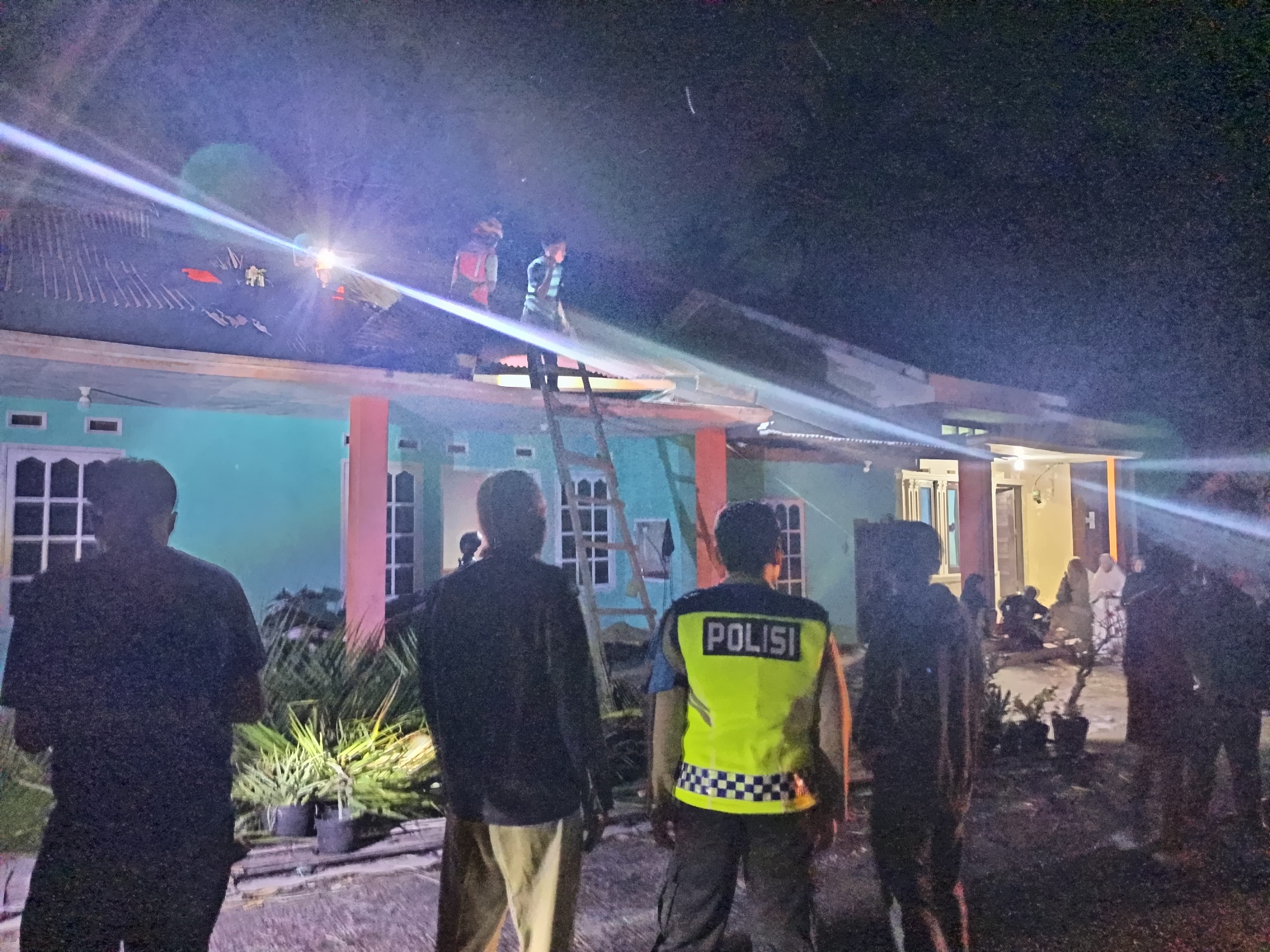 Polsek Tanjung Baru Bantu rumah warga yang ter