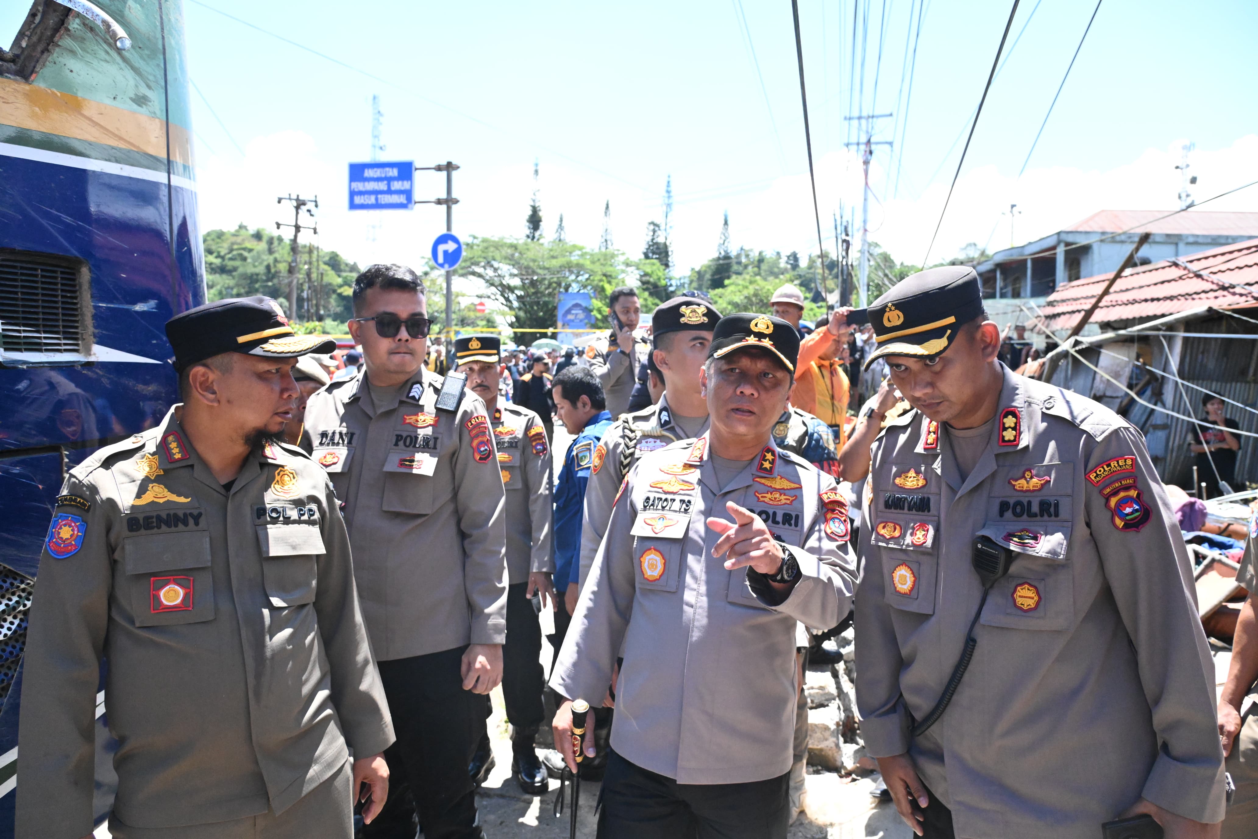 Kapolda Sumbar Irjen Pol Gatot Tri Suryanta Tinjau Lokasi dan Korban Kecelakaan Bus ALS di Padang Panjang