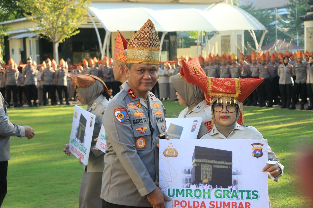 Berkah Idul Adha: Kapolda Sumbar Hadiahkan Umrah Gratis untuk 12 Personel Polda