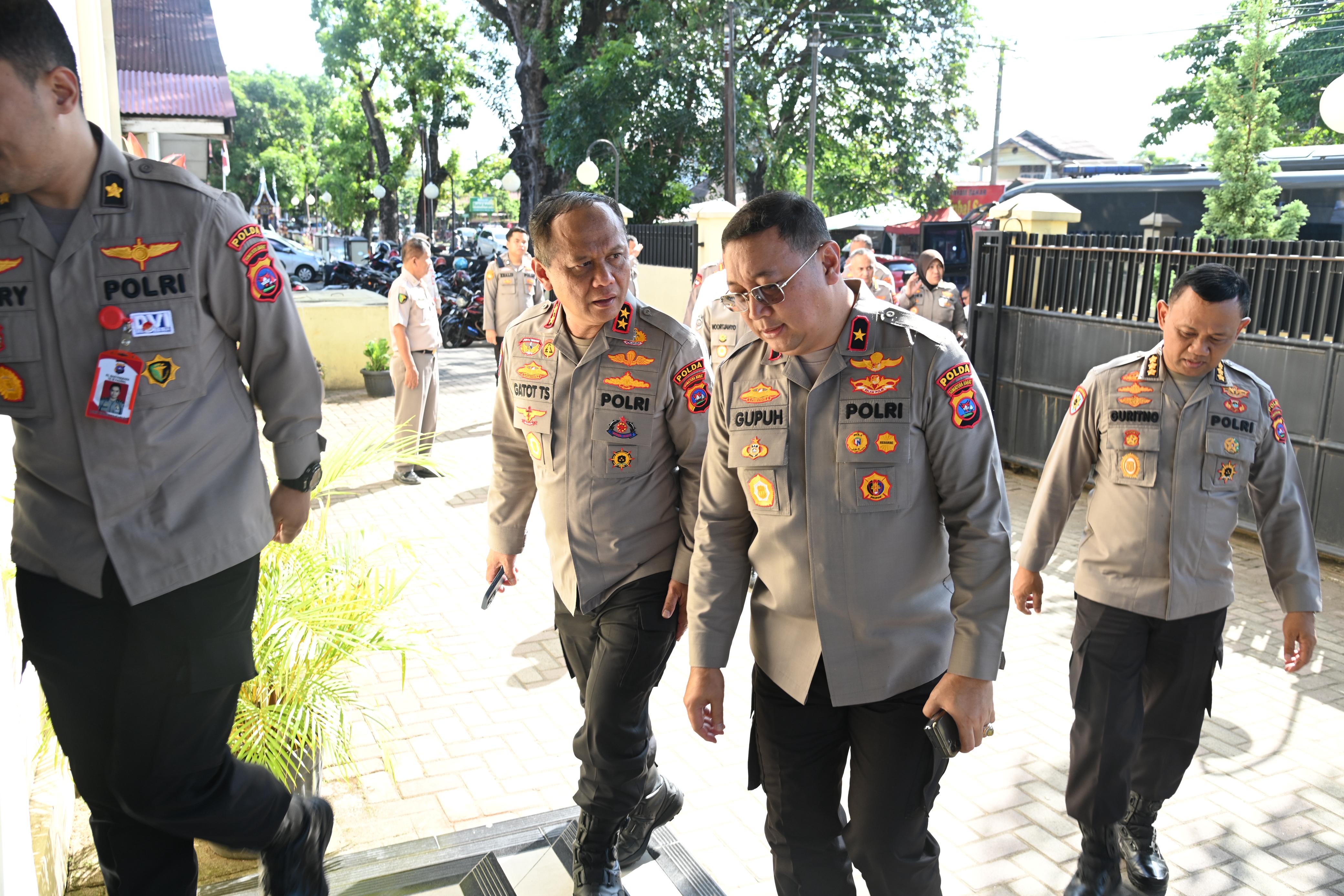 Kapolda dan Wakapolda Sumbar Kunjungi Korban Kecelakaan Bus ALS di RS Bhayangkara Padang