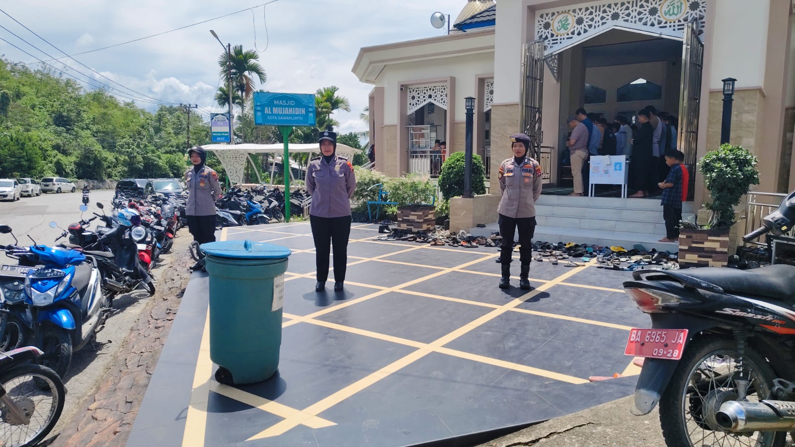 Tingkatkan Rasa Aman, Polwan Polres Sawahlunto Laksanakan Pengamanan Sholat Jumat di Dua Masjid Wilayah Kecamatan Barangin