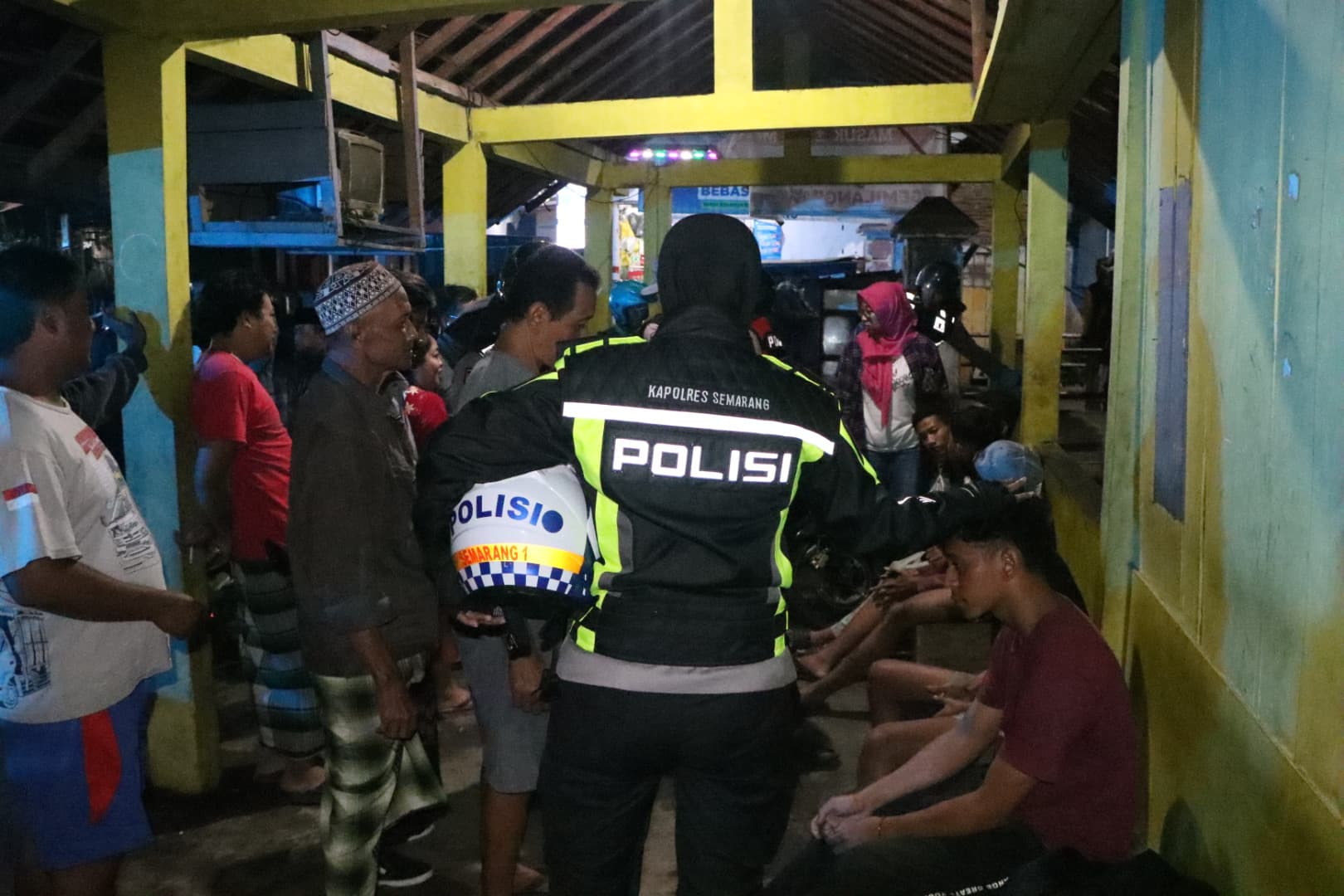 Patroli malam hari cegah aksi premanisme, AKBP Ratna temukan remaja nongkrong dan minum miras.