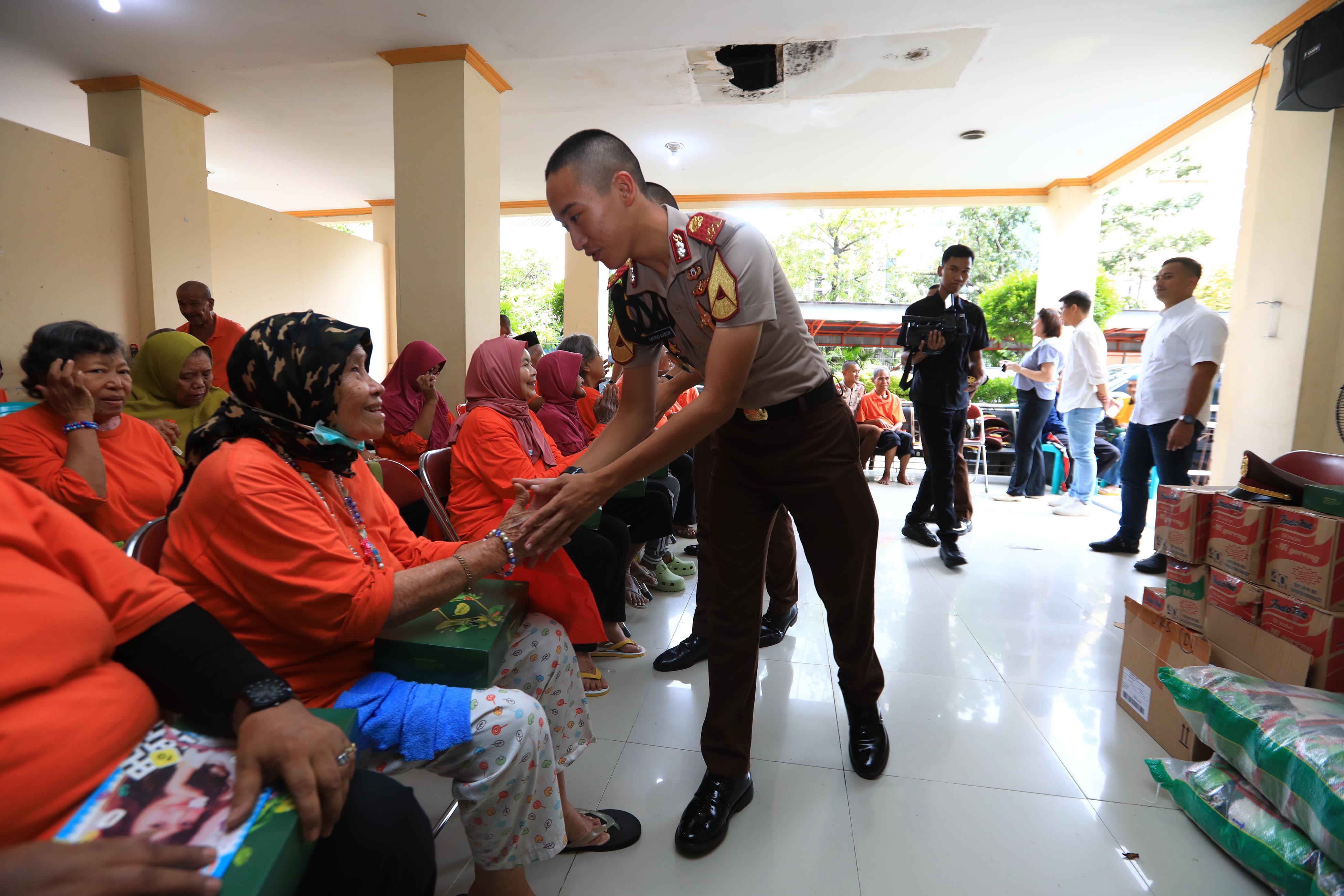 Taruna Akademi Kepolisian Gelar Bakti Sosial di Rumah Perlindungan Lansia