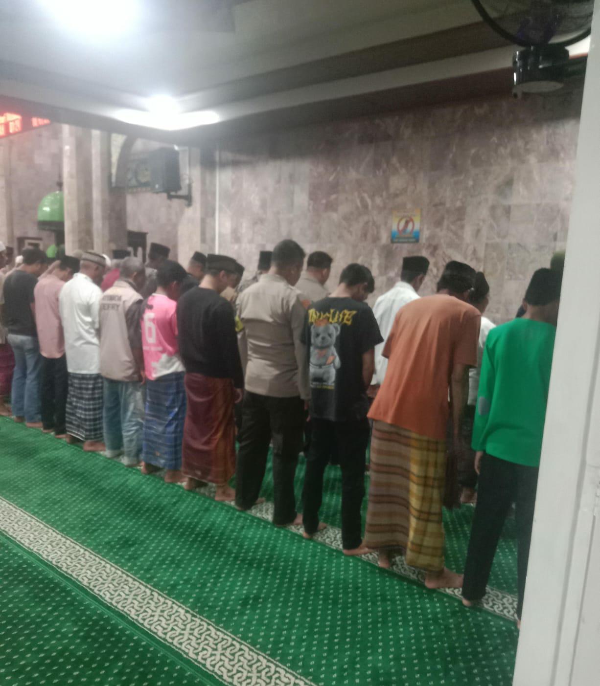 Personel Polsek Talawi Tebar Kedamaian Lewat Gerakan Subuh Berjamaah di Masjid Taqwa Sawahlunto