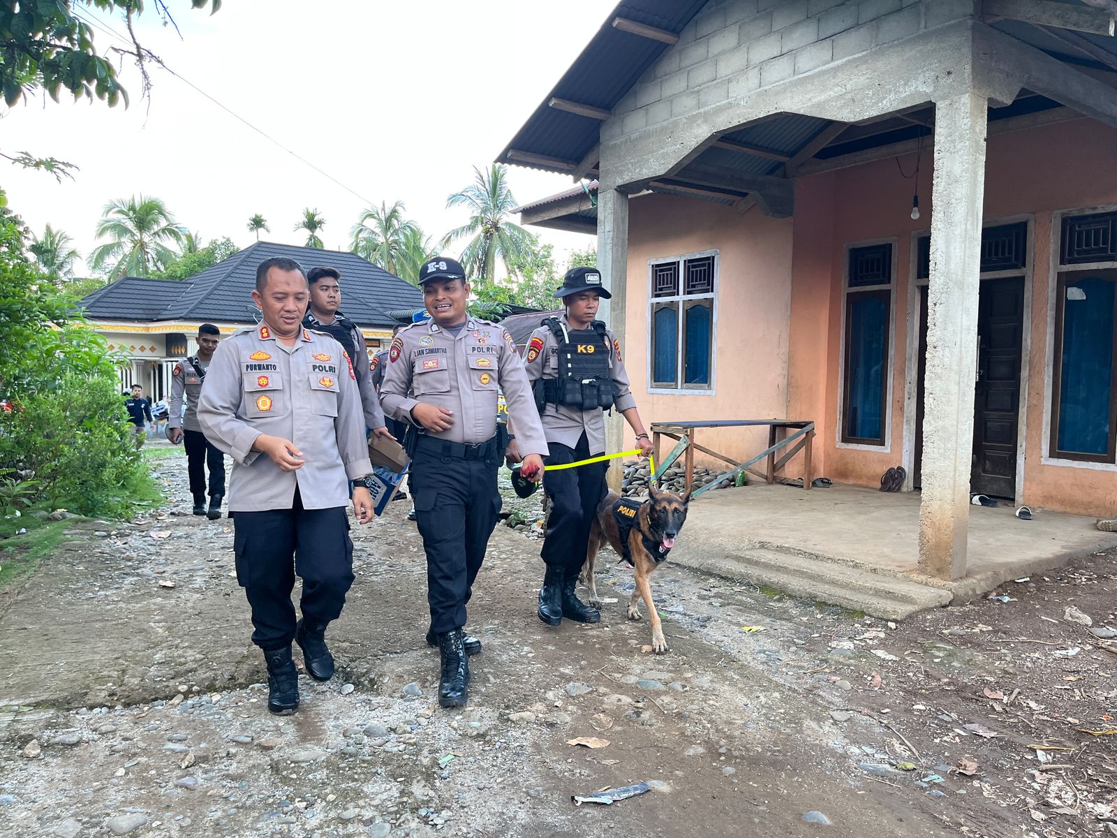 Kapolres Dharmasraya Pimpin Pencarian Ayah yang Diduga Bunuh Anak Tirinya