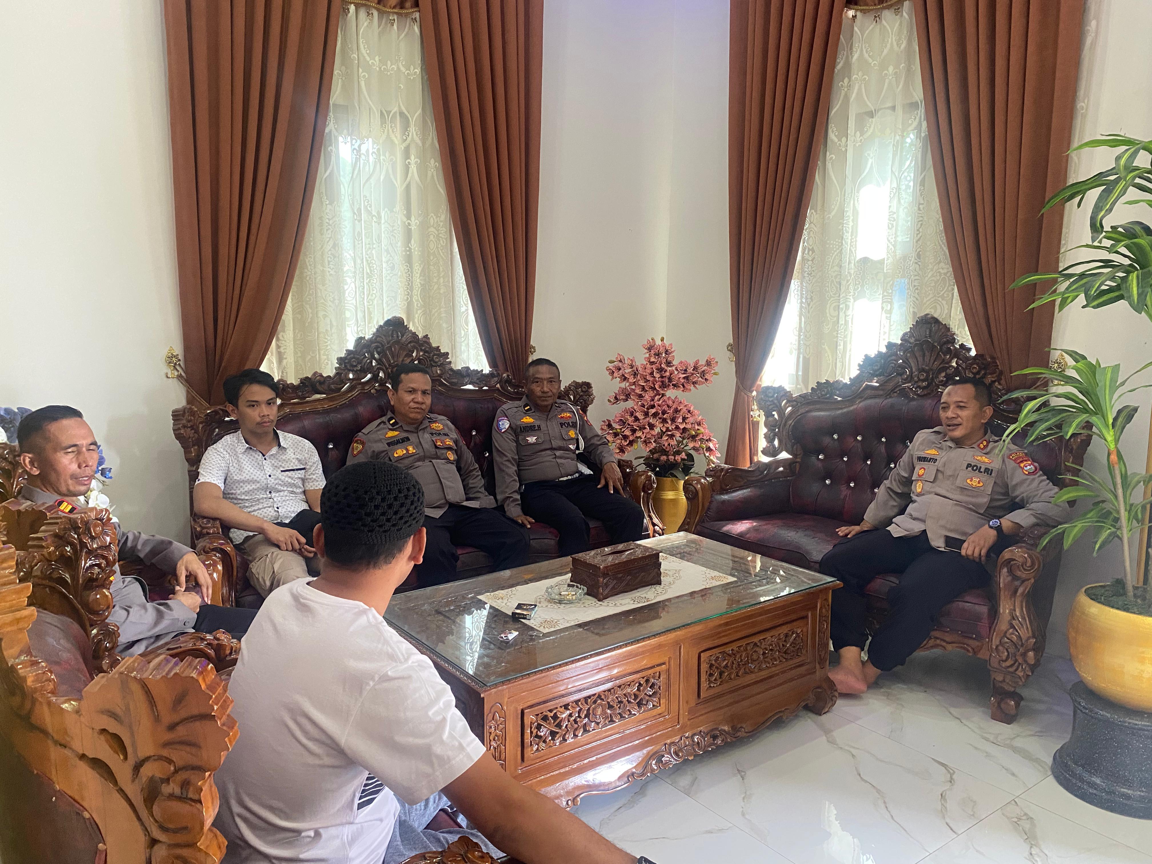 Kapolres Dharmasraya Kunjungi Ketua Pemuda Tarandam, Ajak Warga Bantu Cari Pelaku Pembunuhan Anak Tiri