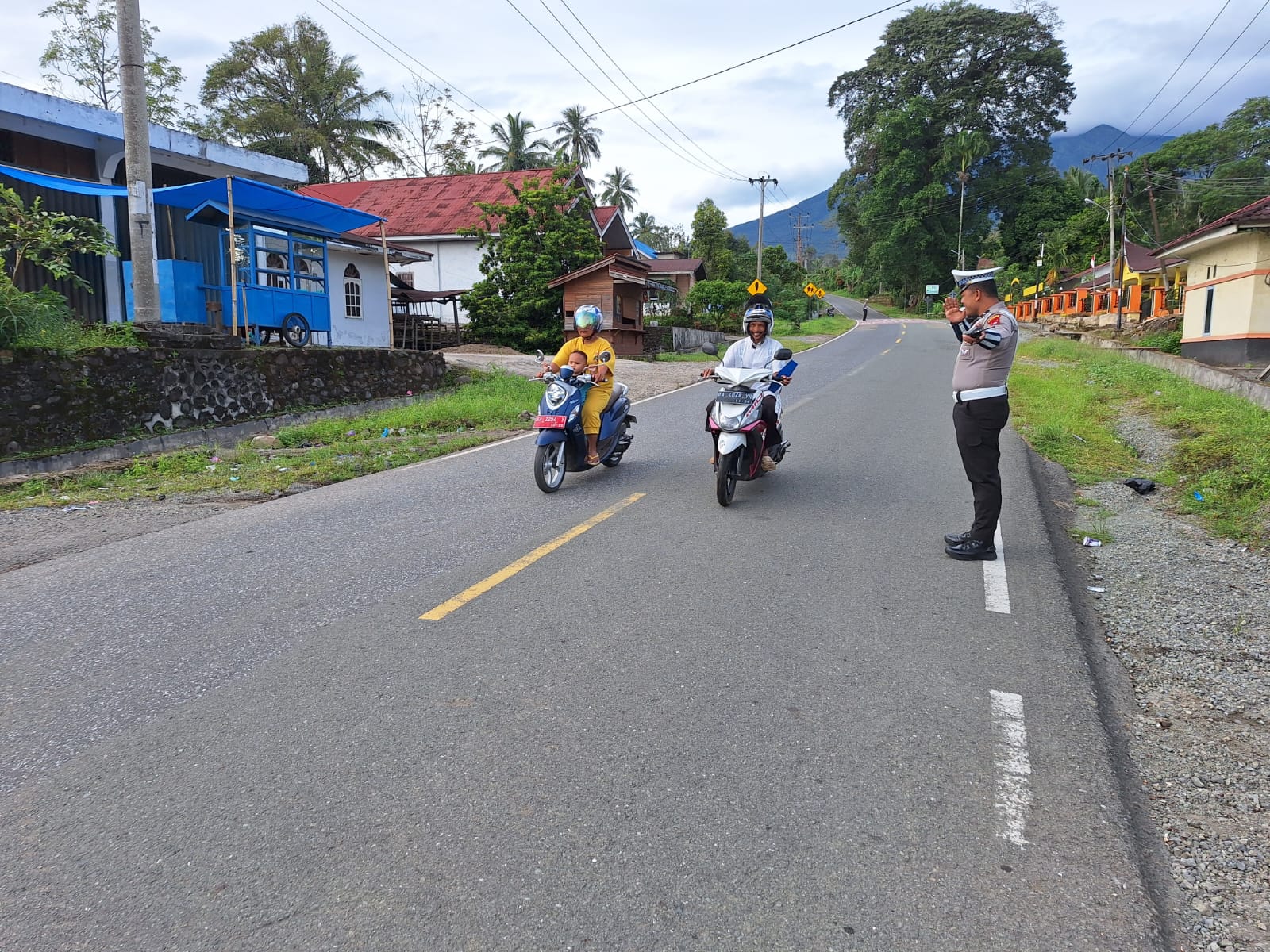 “Pagi yang Tertib, Jalan yang Bersahabat: Satlantas Polres Solok Selatan Tegakkan Commander Wish di Tengah Masyarakat”