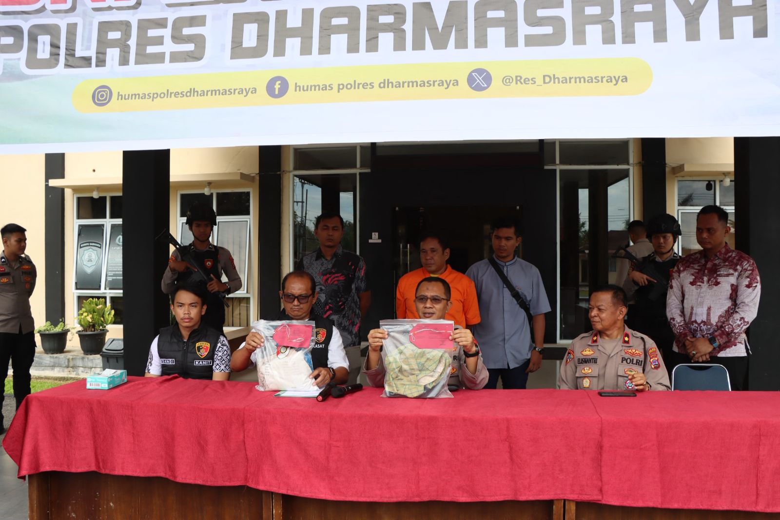 Kapolres Dharmasraya Pimpin Konferensi Pers Ungkap Pelaku Penganiayaan Anak Tiri hingga Tewas