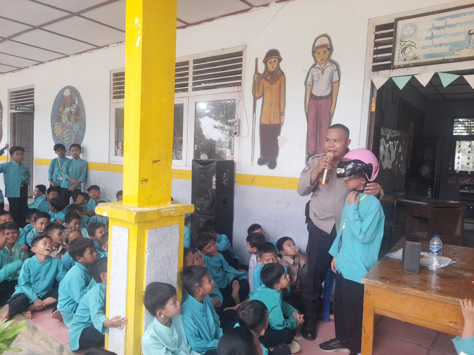 Polisi Kenalkan Rambu-Rambu Lalu Lintas Sejak Dini di SDN 03 Koto Besar Dharmasraya