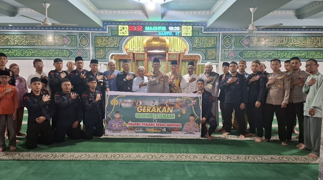 Personel Polres Padang Panjang Laksanakan Gerakan Subuh Berjamaah Bersama Masyarakat