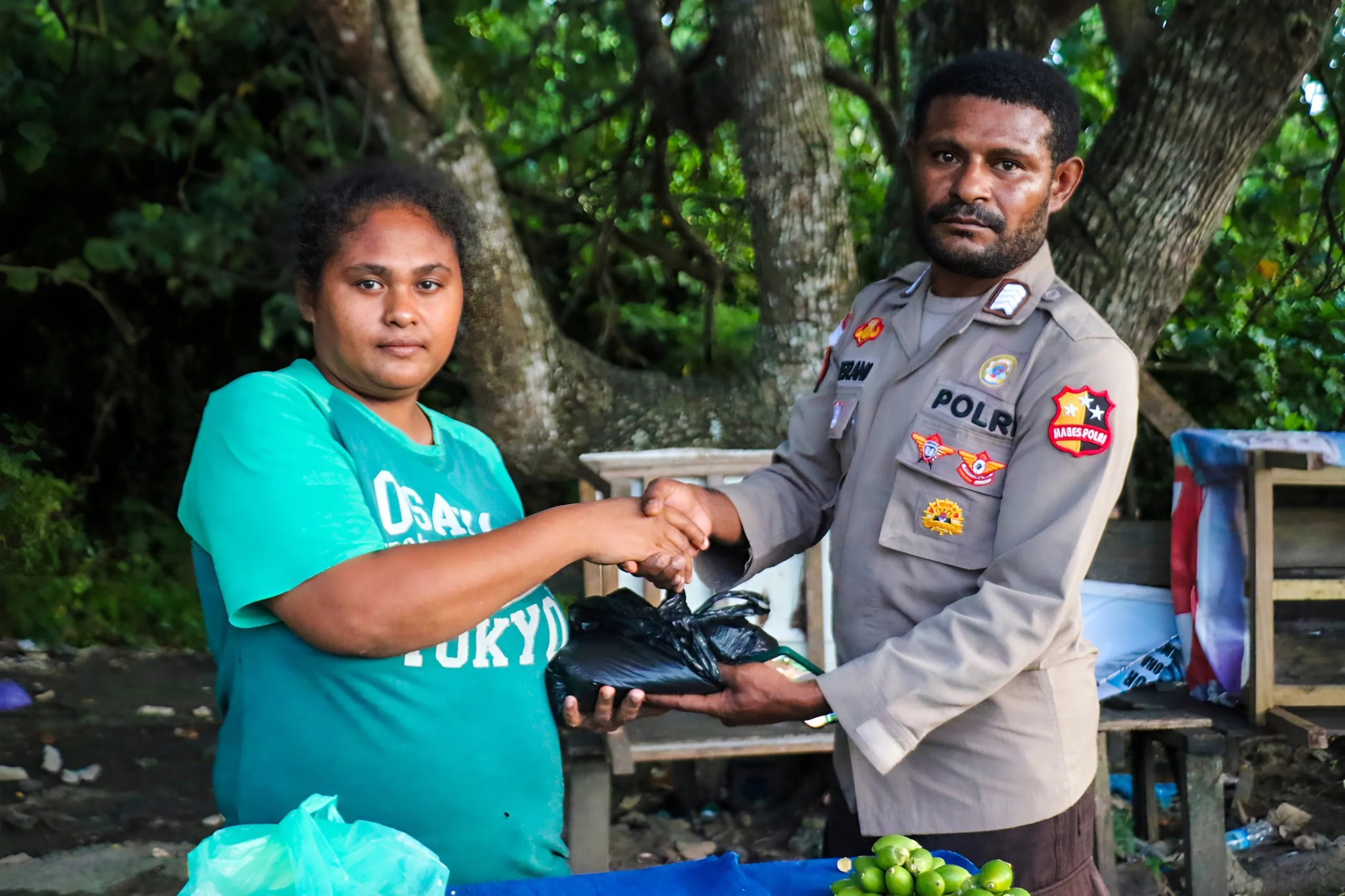 Dari Pantai Hecnuk ke Muara Tami, Satgas Humas Ops Damai Cartenz-2025 Tunjukkan Wajah Humanis Polri