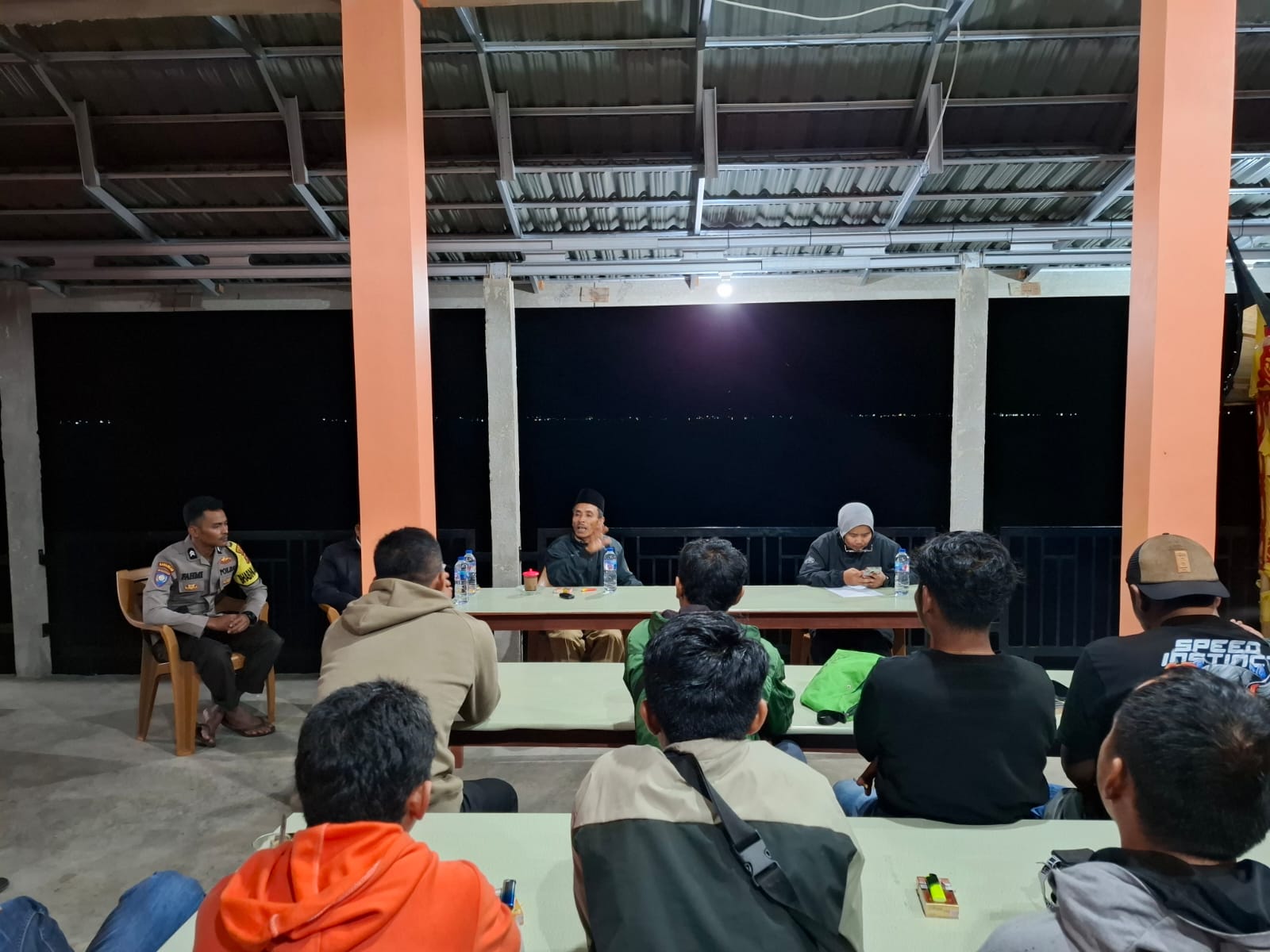Polisi Hadir sebagai Pelopor Mediasi, Bhabinkamtibmas Hadiri Musyawarah Nelayan di Sungai Batang