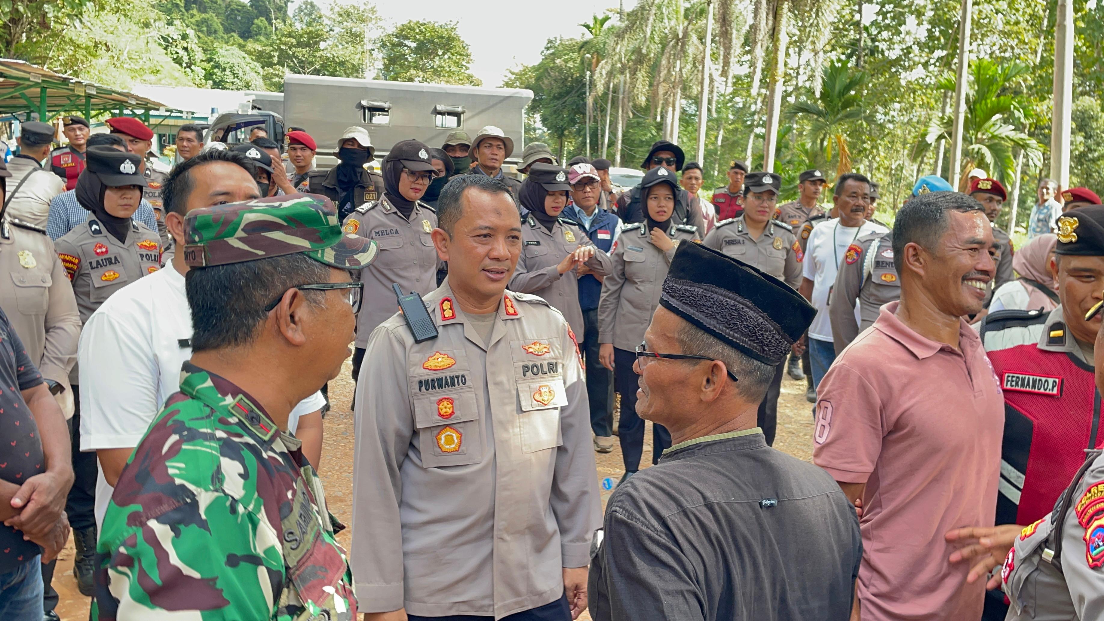 Kapolres Dharmasraya Pimpin Pengamanan Aksi Damai Warga Durian dan Koto Baru ke PT. BRM