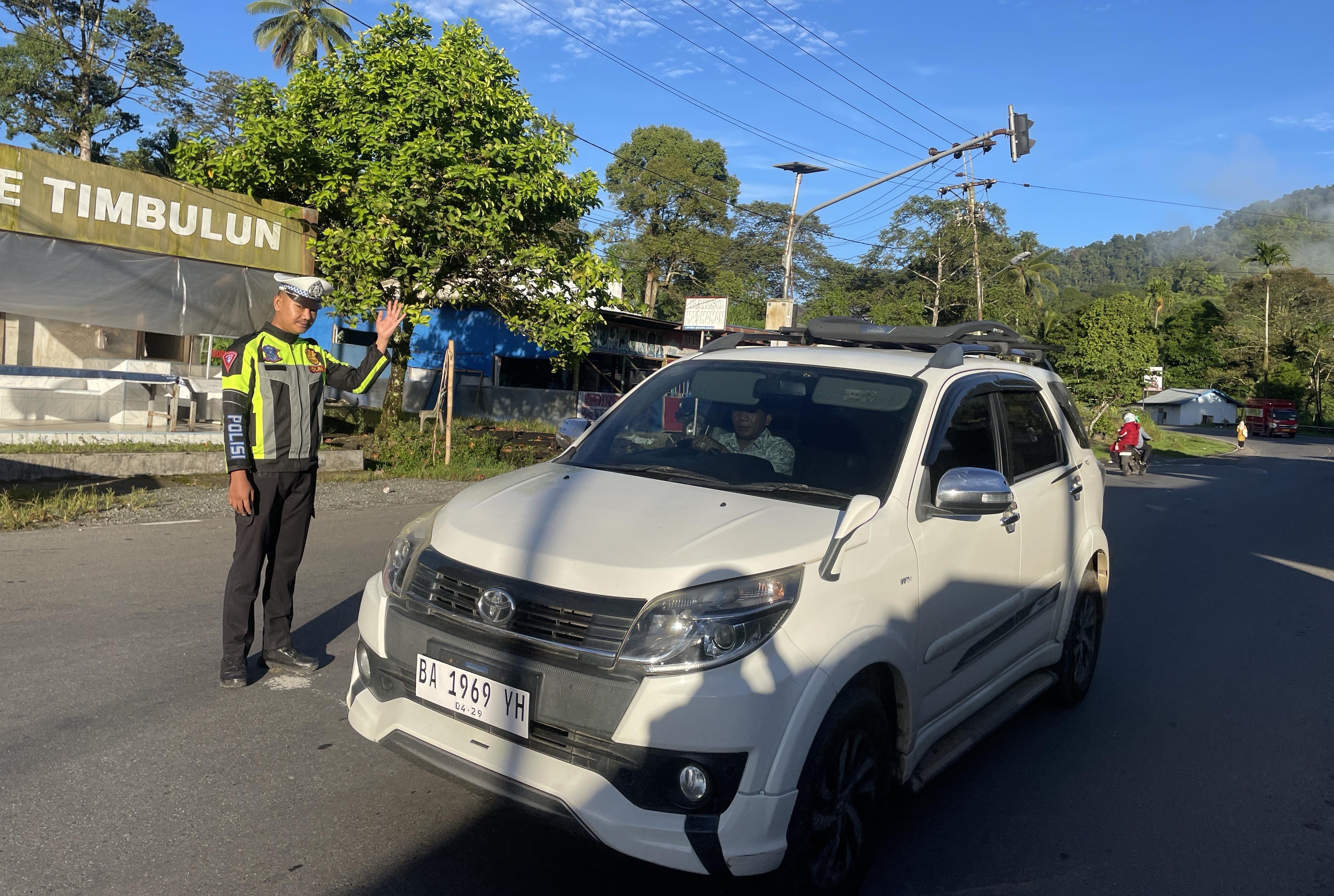 Matahari Belum Tinggi, Polisi Sudah Berdiri: Aksi Pagi Polres Solok Selatan Tuai Apresiasi Warga