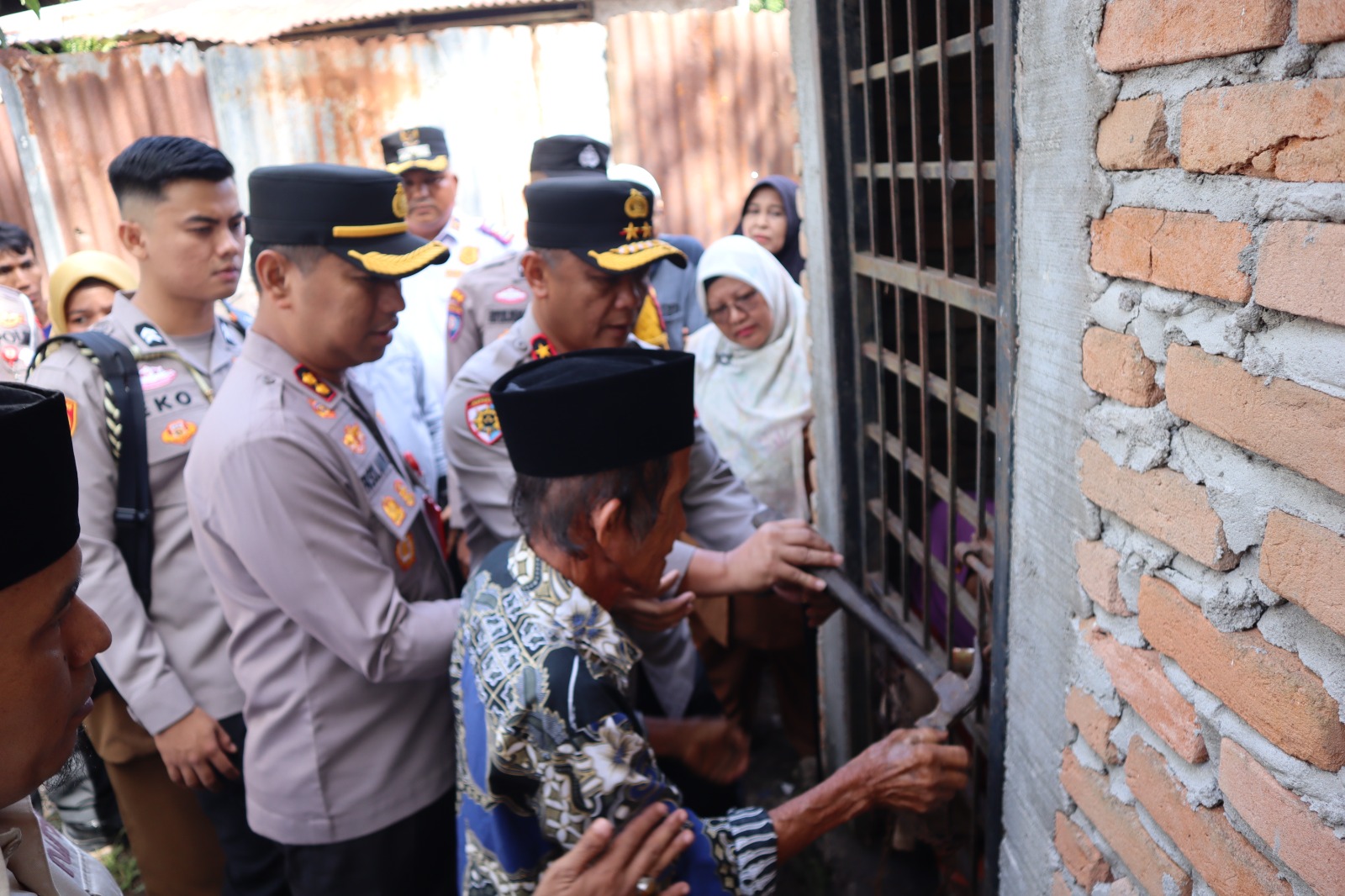 Kapolda Sumbar Bebaskan ODGJ yang Dipasung 15 Tahun di Lubuk Alung 