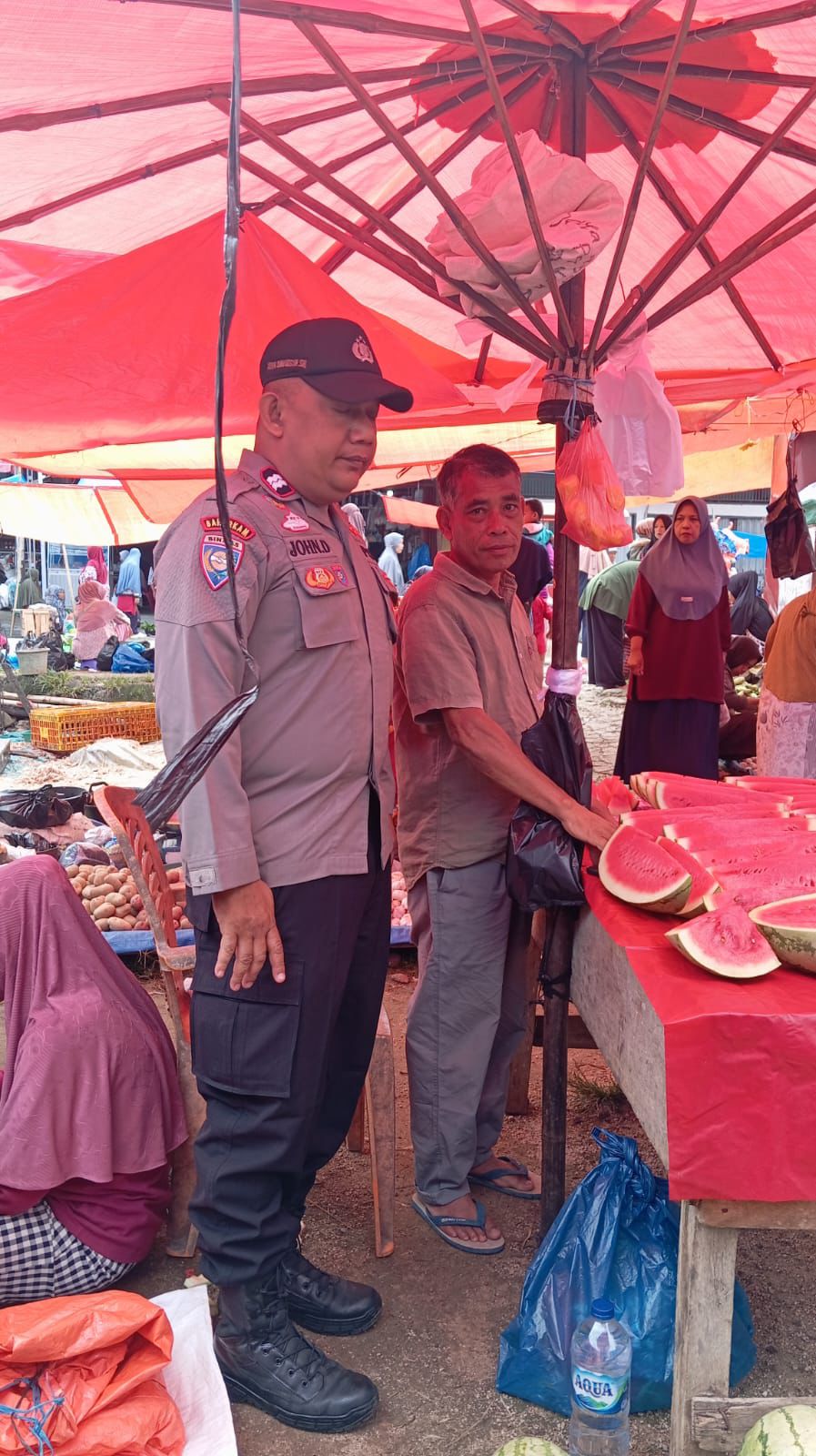 Di Balik Teriakan Tawar-Menawar, Ada Polisi yang Siaga Menjaga