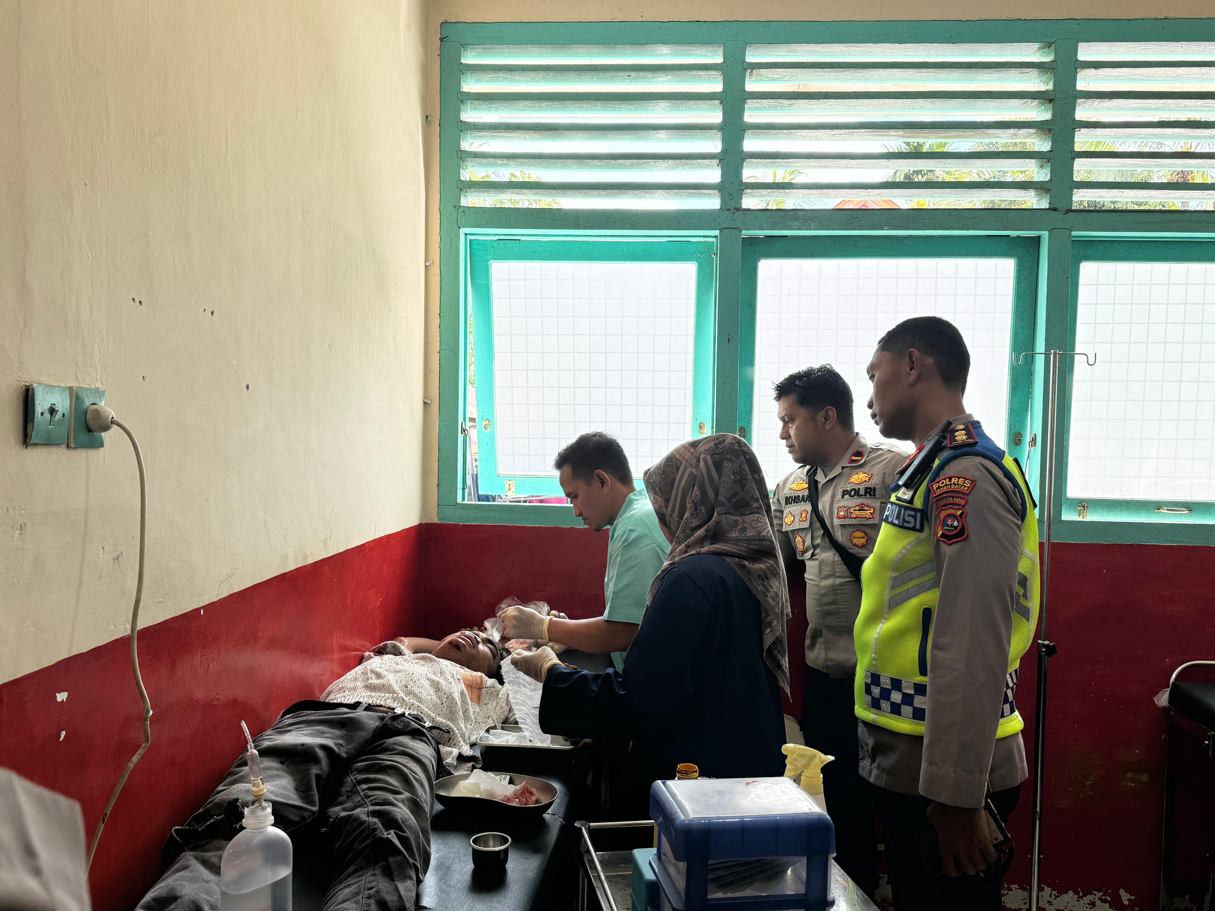 Peduli ke Sesama, Kapolres Tanah Datar Jenguk Korban Lakalantas 