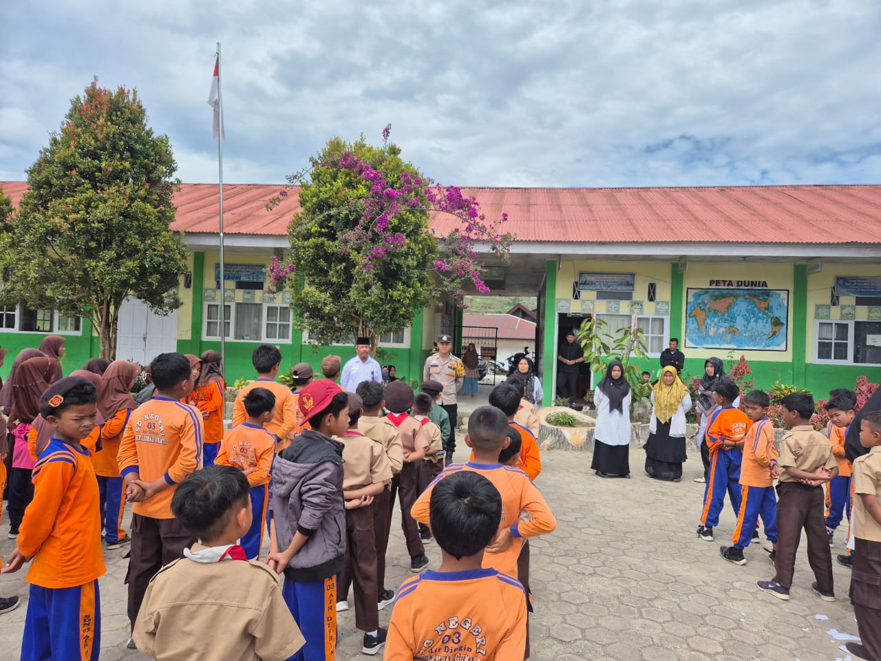 Bhabinkamtibmas Nagari Aia Dingin Goes to School, Edukasi Pelajar SD Tentang Anti-Bullying dan Etika