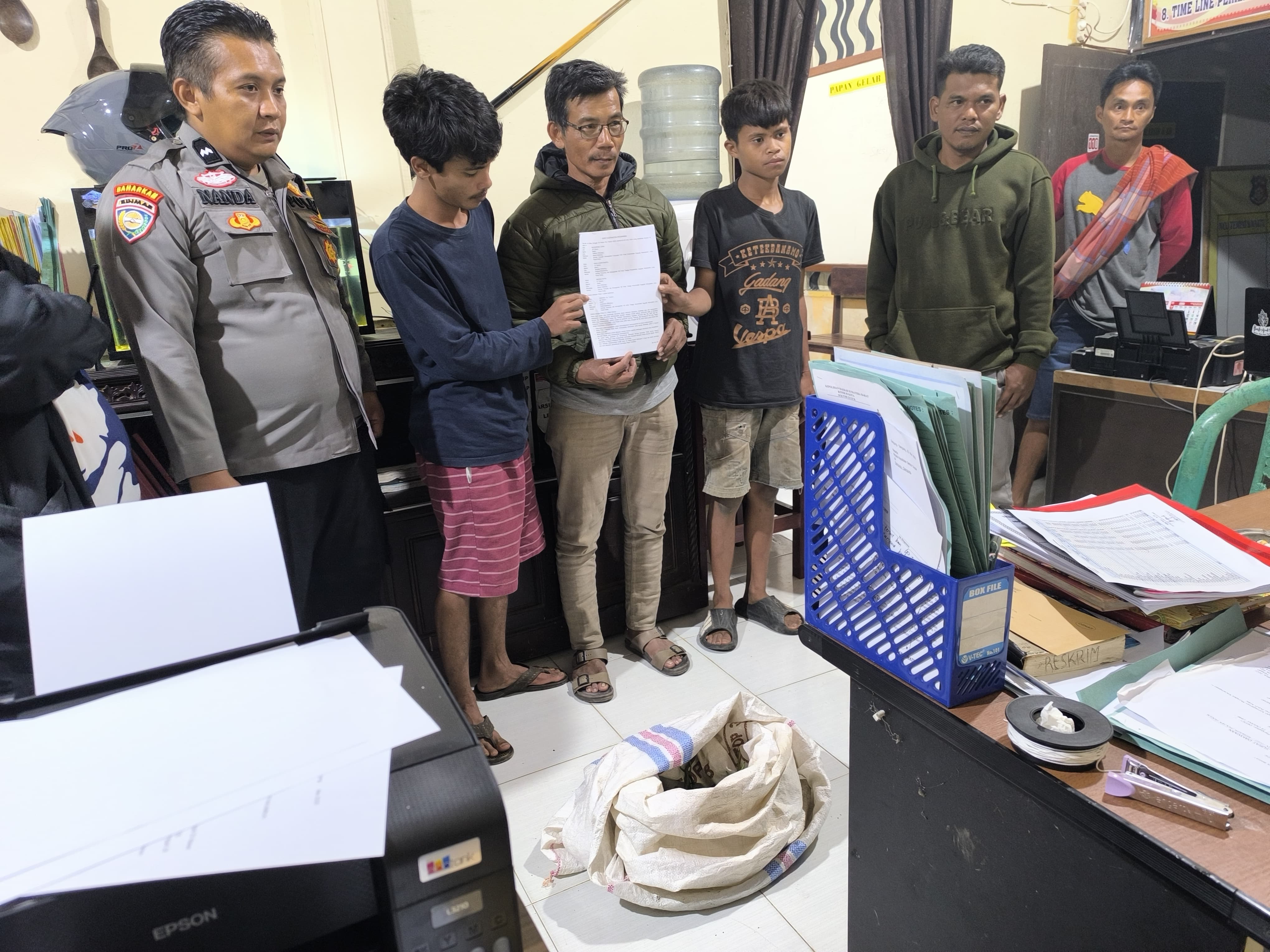 BHABINKAMTIBMAS POLSEK GUGUK POLRES 50 KOTA MEDIASI KASUS PENCURIAN CABE, DI SELESAIKAN SECARA KEKELUARGAAN 