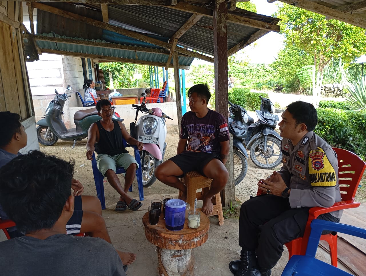 Bhabinkamtibmas Polsek Sipora Beri Imbauan ke Pemuda Desa Binaan untuk Menjauhi Aksi Premanisme dan Ormas yang Merugikan