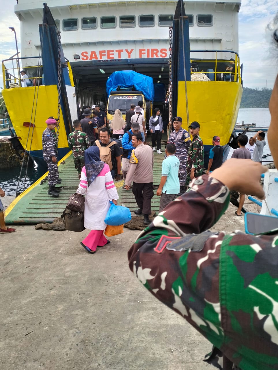 Ciptakan Rasa Aman, Bhabinkamtibmas Polsek Sikakap Bersama Ba Kamla dan Satgas Pamputer Amankan Kedatangan Kapal Ambu