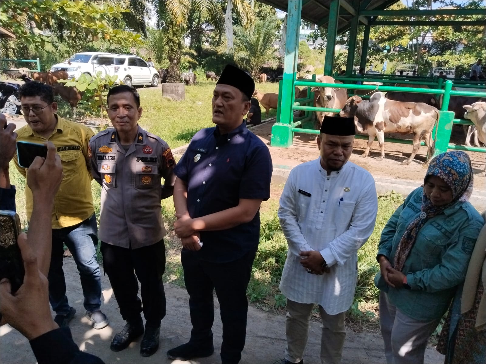 Kapolres Pasaman Barat Cek Kesehatan Hewan Kurban di Pasar Simpang Tiga Ophir