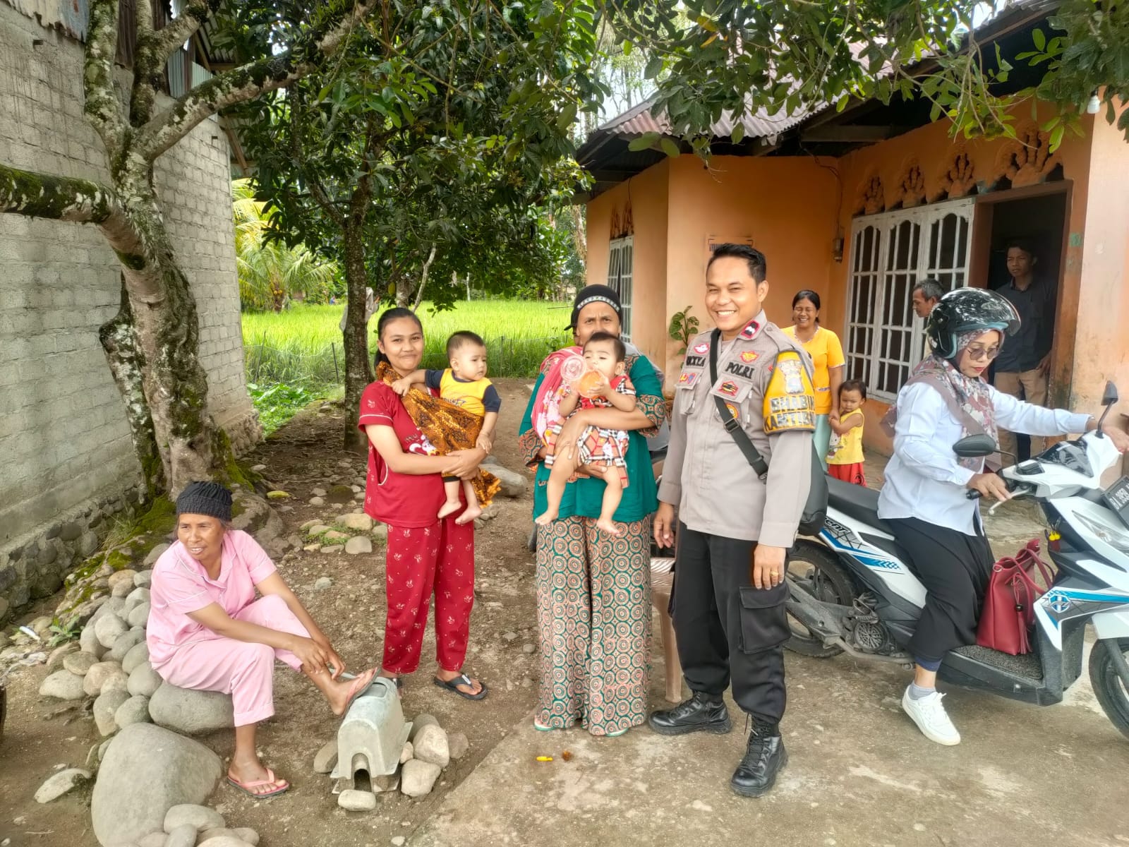 Di Tengah Libur, Bhabinkamtibmas Sungai Pagu Tetap Aktif: Aipda Riki Andrea Turun Langsung Wujudkan Kamtibmas yang Harmonis
