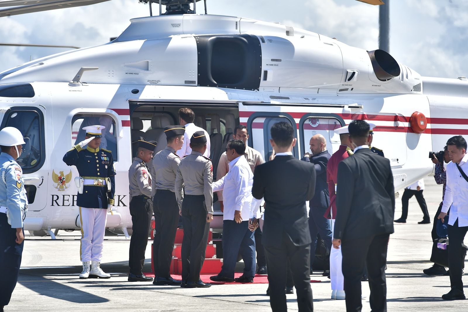 Helikopter AW 189 Polri Melaksanakan Pelayanan Penerbangan Kepresidenan untuk Presiden RI dan Presiden Perancis dengan Sukses