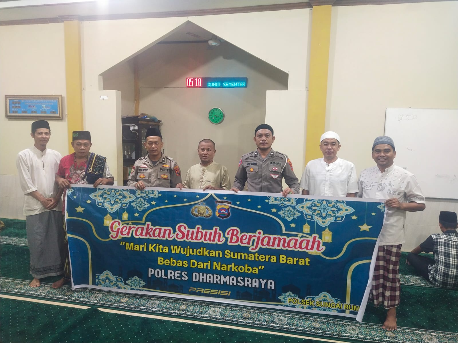 Polisi Sungai Rumbai Sholat Subuh dan Ajak Warga Jauhi Narkoba