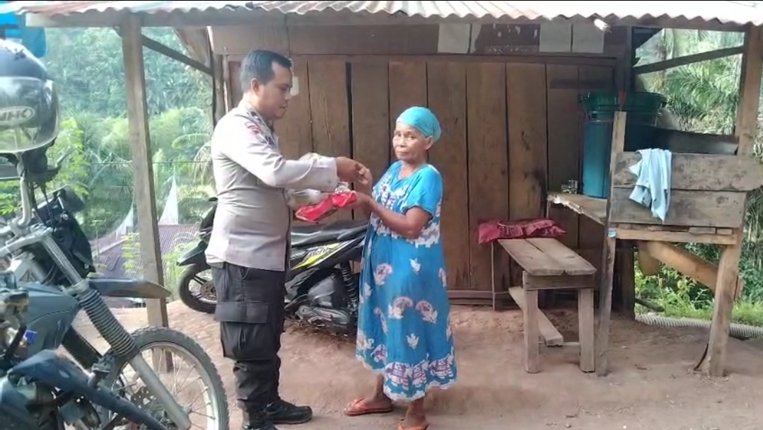 Polres Dharmasraya Salurkan Bantuan Sosial kepada Warga Lansia di Nagari Lubuk Karak