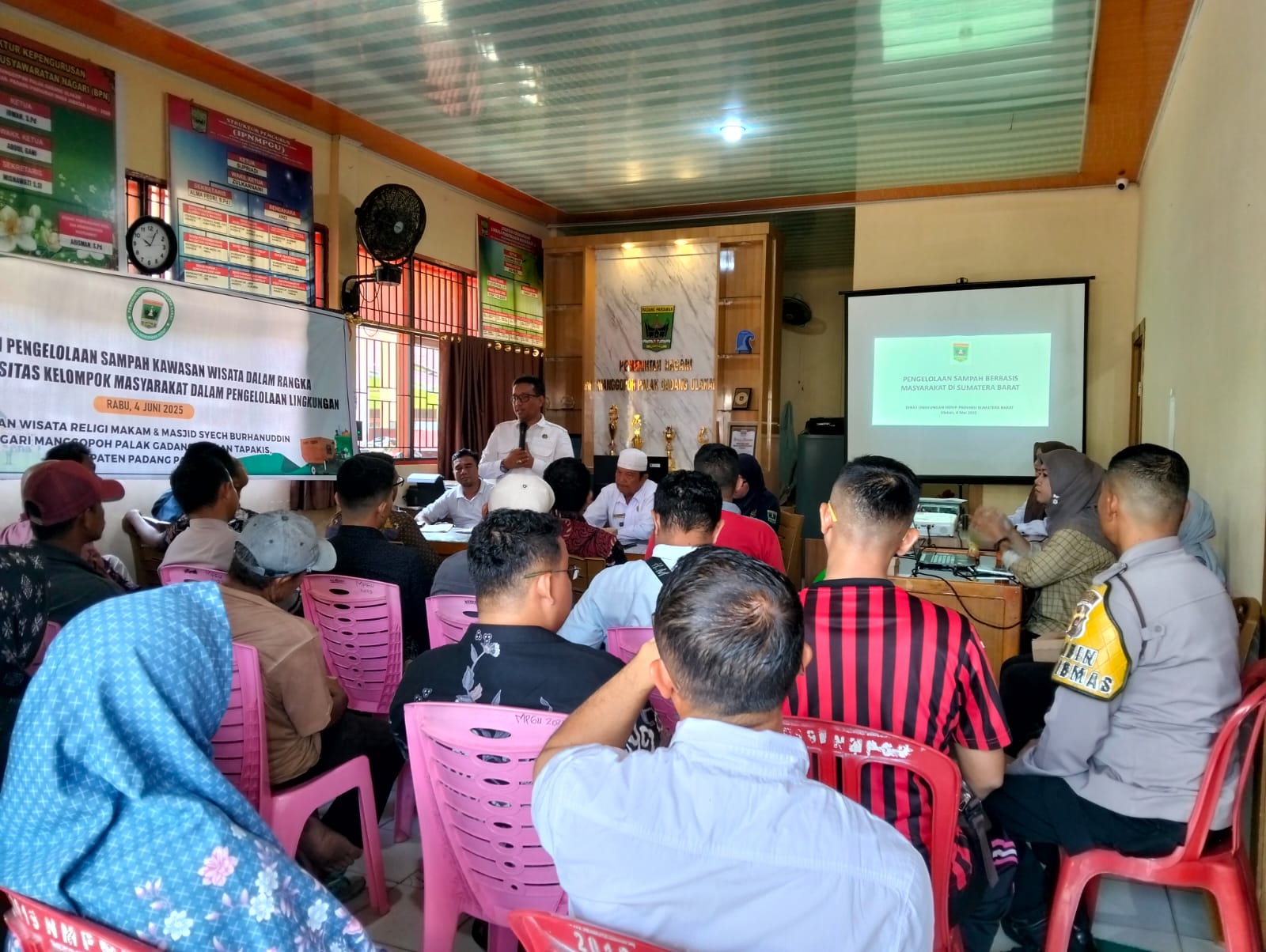 Bhabinkmatibmas Polres Padang Pariaman Hadiri  Sosialisasi Pengelolaan Sampah Di Kawasan Wisata Religi Makam Syech Burhanuddin