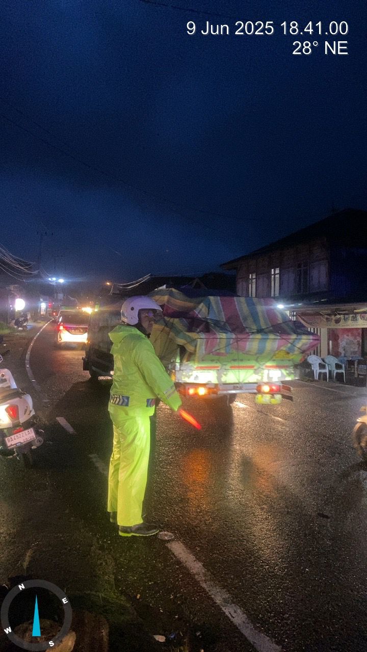 SATLANTAS POLRES PADANG PANJANG URAI KEMACETAN DI JALAN LINTAS PADANG PANJANG–BUKITTINGGI