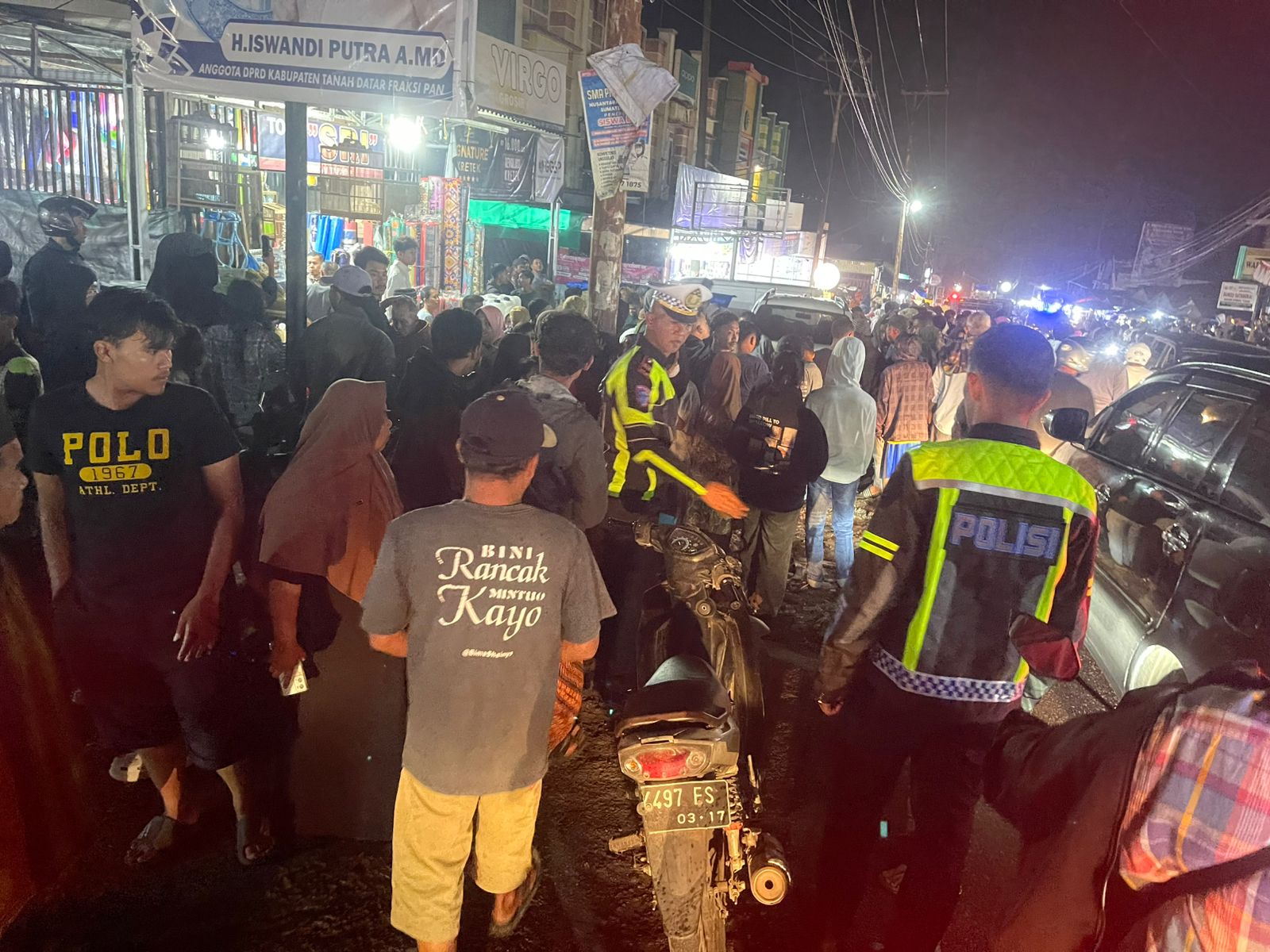Sinergi Masyarakat dan Satlantas Polres Tanah Datar Dalam Membantu Korban Kecelakaan 