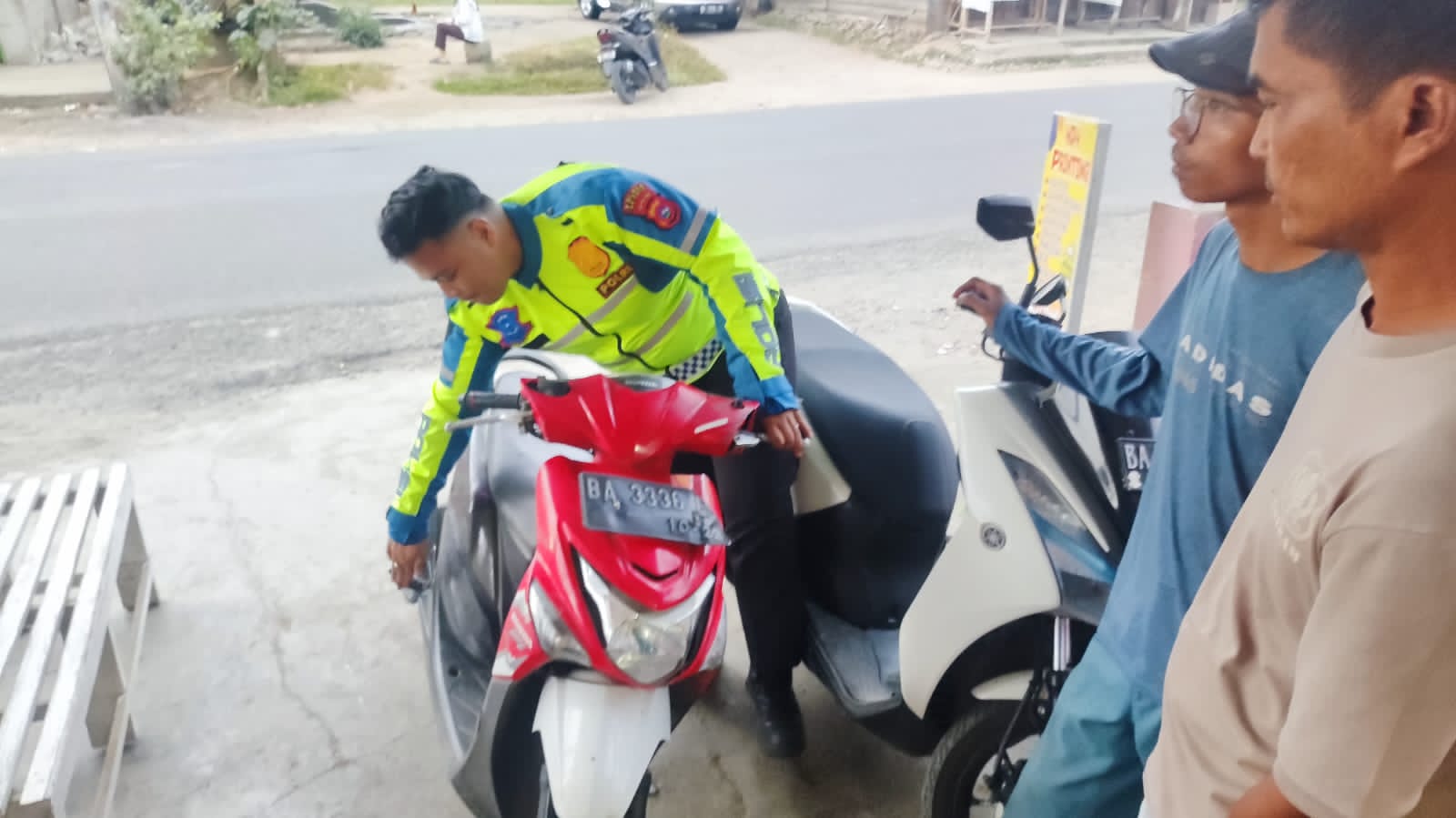 KECELAKAAN LALU LINTAS DI KECAMATAN MUNGKA KAB. LIMA PULUH KOTA, 3 ORANG ALAMI LUKA RINGAN