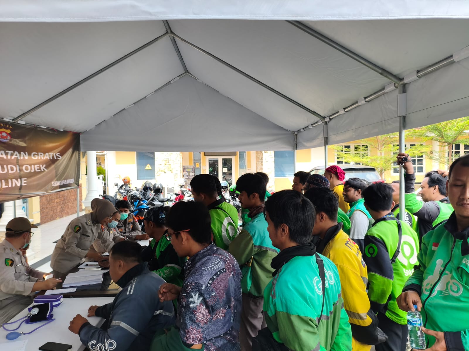 Biddokes Polda Banten Beri Pengobatan Gratis Kepada 608 Driver Ojek Online