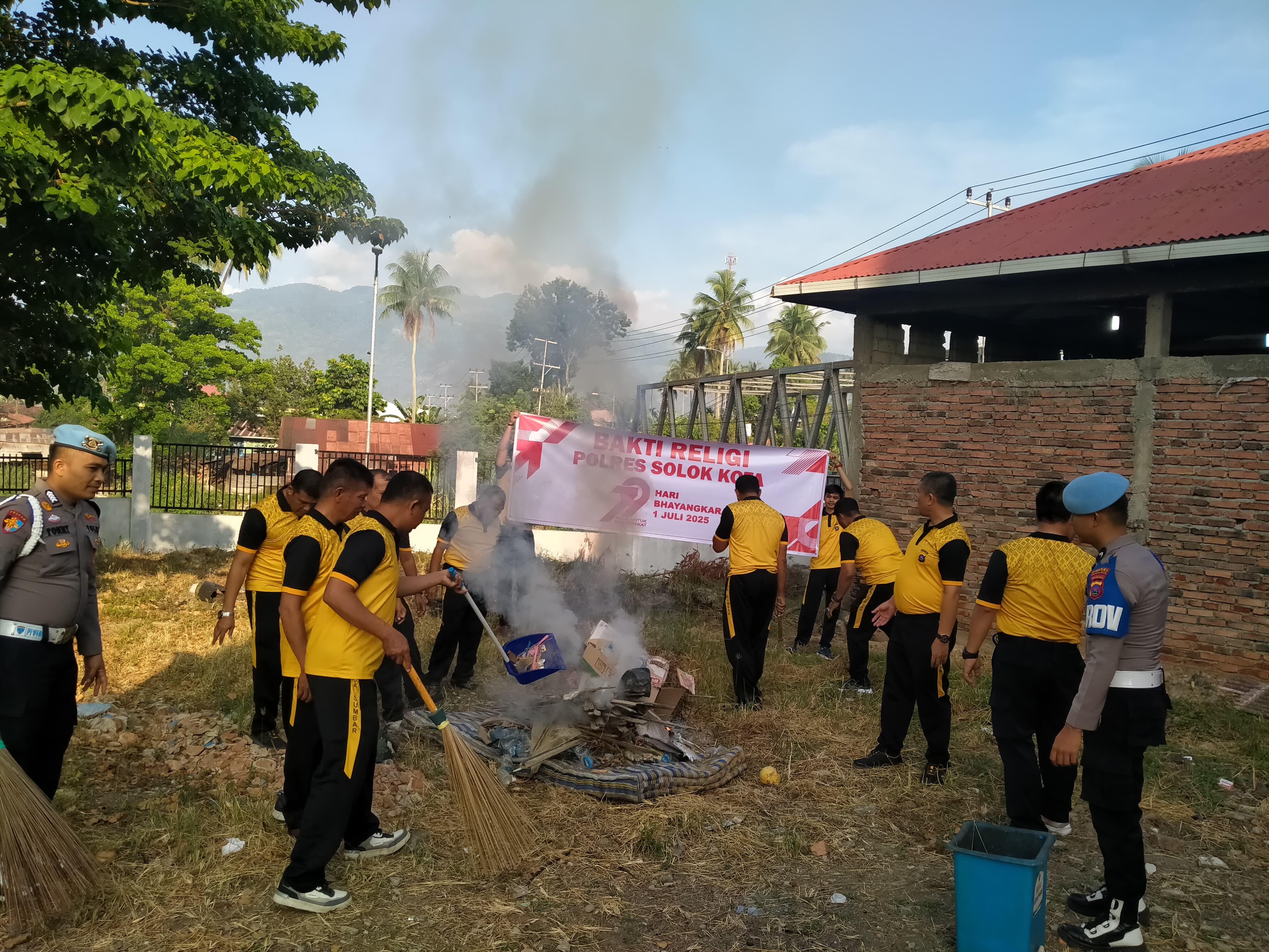 Personel Polres Solok Kota Laksanakan Bakti Religi di Masjid Al Kautsar dan Mushalla Sekitar dalam Rangka Hari Bhayangkara ke-79