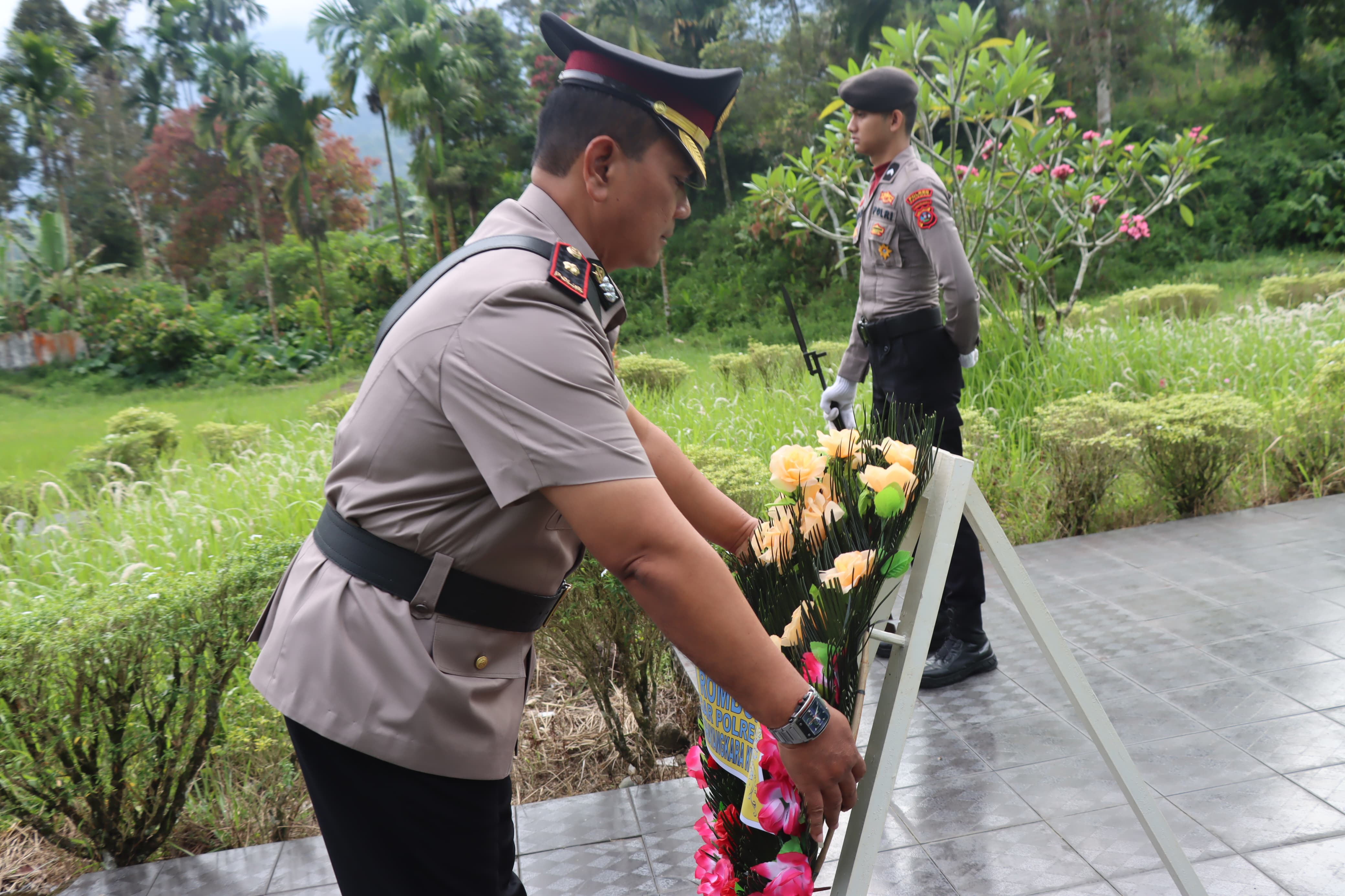 Polres Pasaman Upacara Ziarah Rombongan Dalam Rangka Peringatan Hut Bhayangkara Ke 79 Di TMP Suhada Bhakti