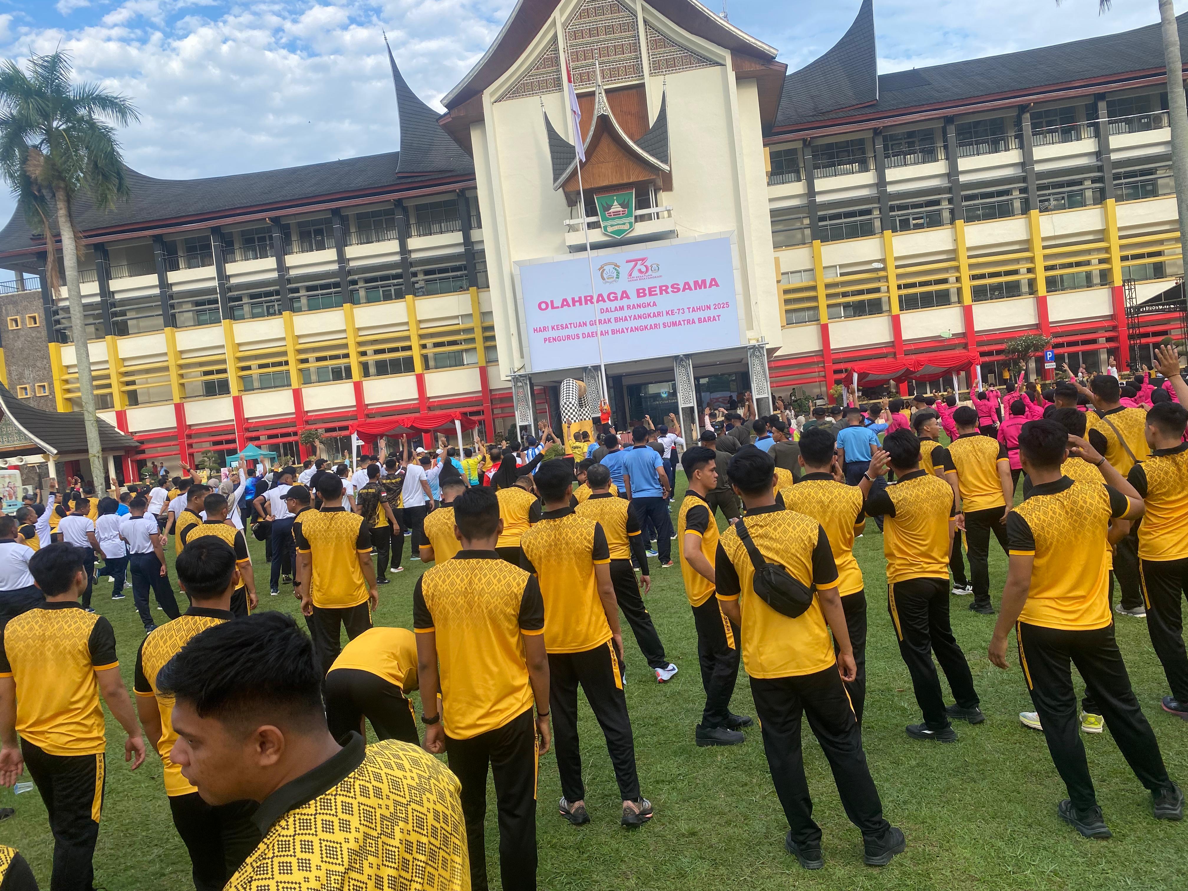 Kapolres Dharmasraya Ikuti Olahraga Bersama Forkopimda Sumbar Peringati Hari Hari Gerak Bhayangkari ke-73 dan Bhayangkara ke-79 