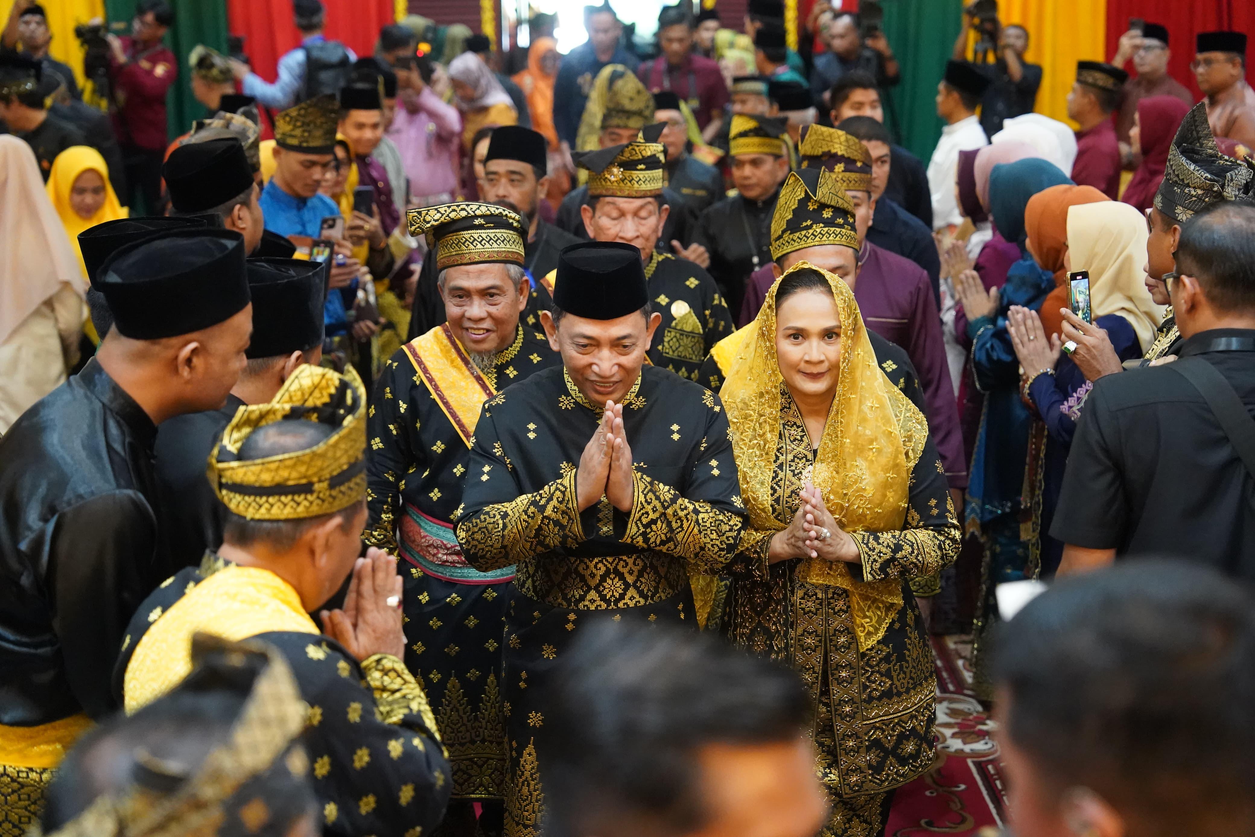 Kapolri Terima Anugerah Adat Ingatan Budi dari LAM Riau: Simbol ...
