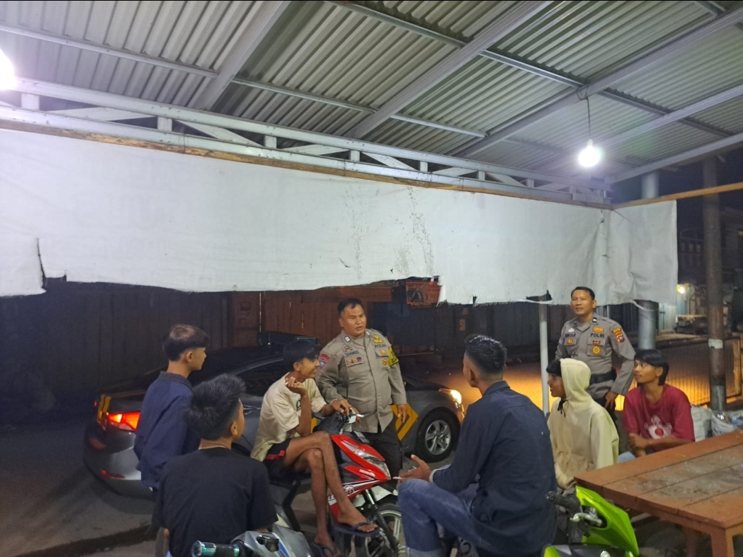 Personel Polsek X Koto Dibawah Laksanakan Patroli Dialogis pada Malam Hari untuk Antisipasi Gangguan Kamtibmas