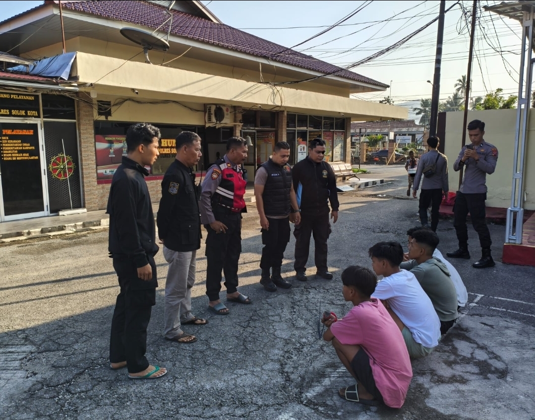 Antisipasi Zero Tawuran dan Zero Balap Liar, Personel Polres Solok Kota Amankan 4 Pemuda Pelaku Tawuran