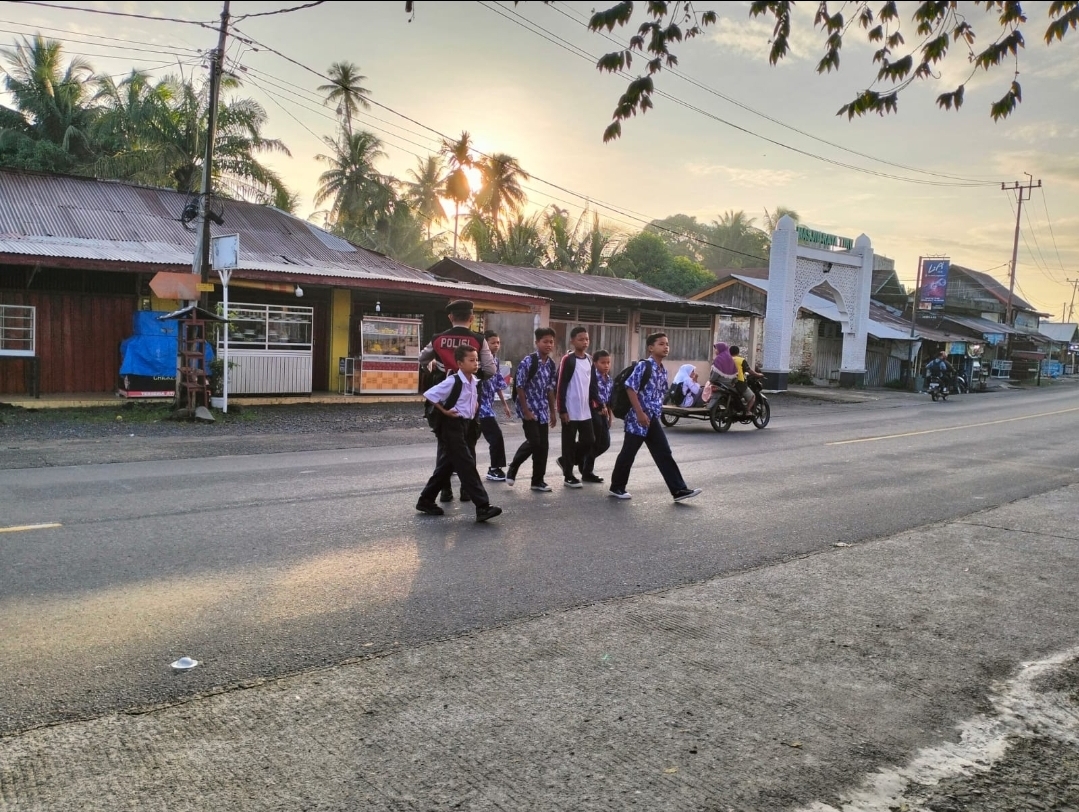 Pagi yang Tertib, Jalan yang Aman: Polsek Tanjung Mutiara Hadirkan Senyuman di Setiap Persimpangan