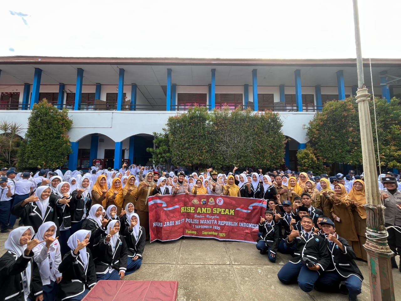 Polwan Polda Sumbar Gelar “Polwan Go To School” di SMPN 12 Padang