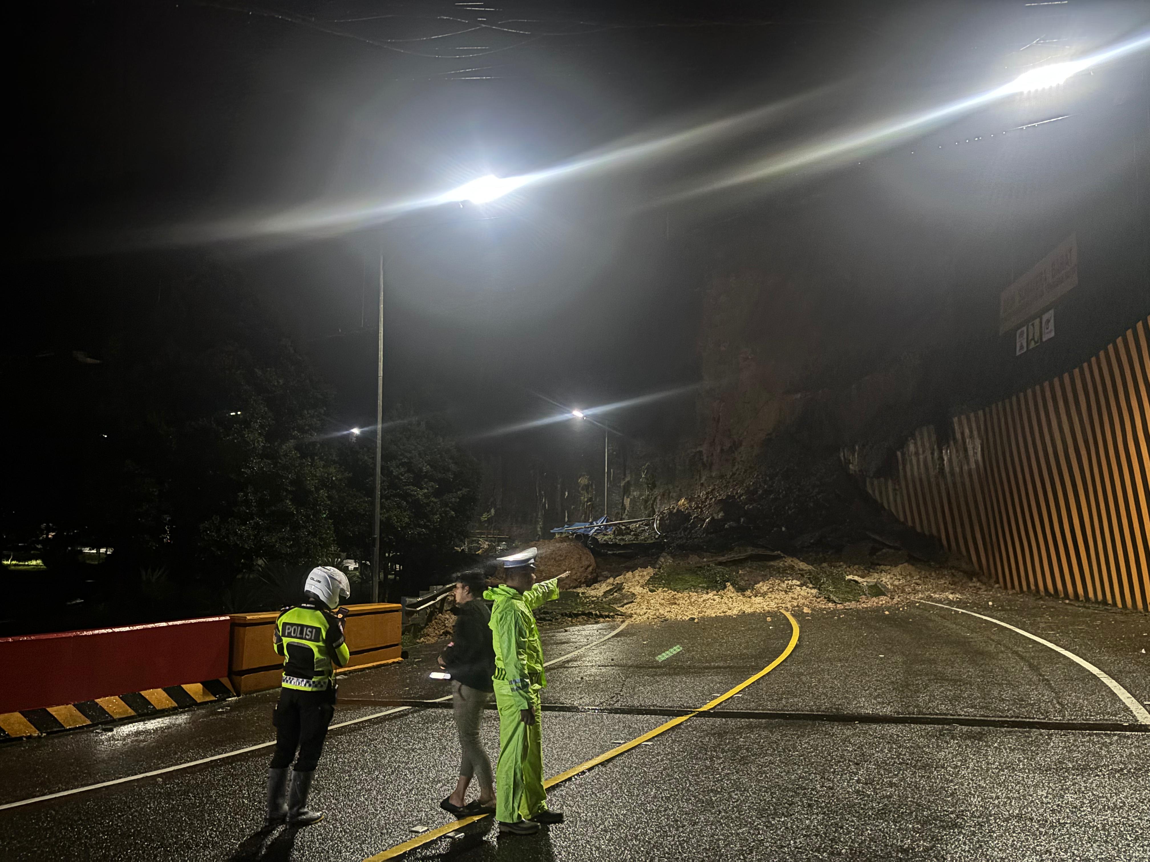 Kapolres 50 Kota Pantau Longsor di Fly Over Kelok 9, Pastikan Lalu Lintas Aman dan Terkendali