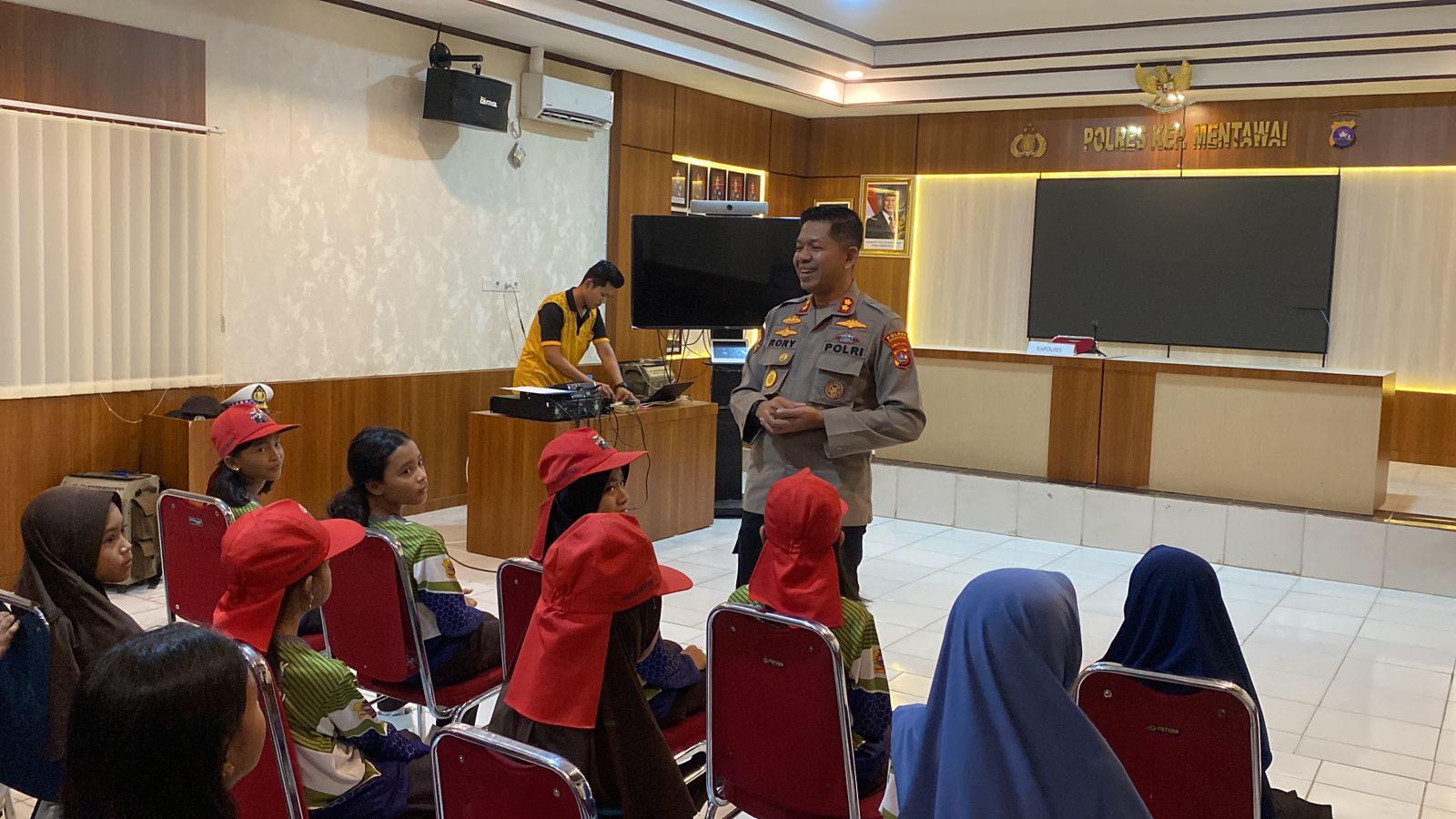 Kapolres Mentawai Perkenalkan Sekolah Unggulan, Berharap Generasi Mentawai Masuk SMA Taruna