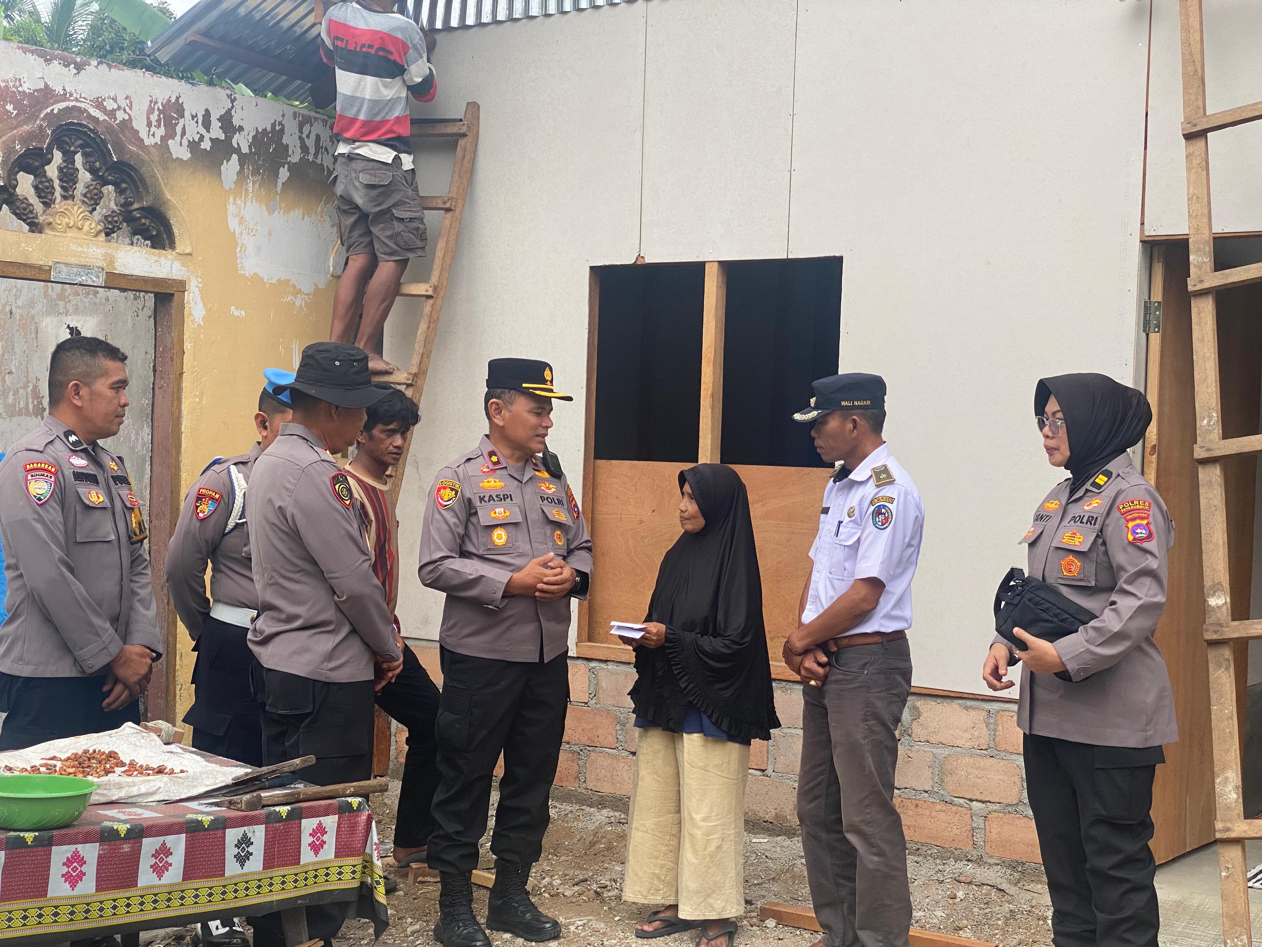 Kunjungi Korban Kebakaran di Piobang, Polres Payakumbuh Salurkan Bantuan