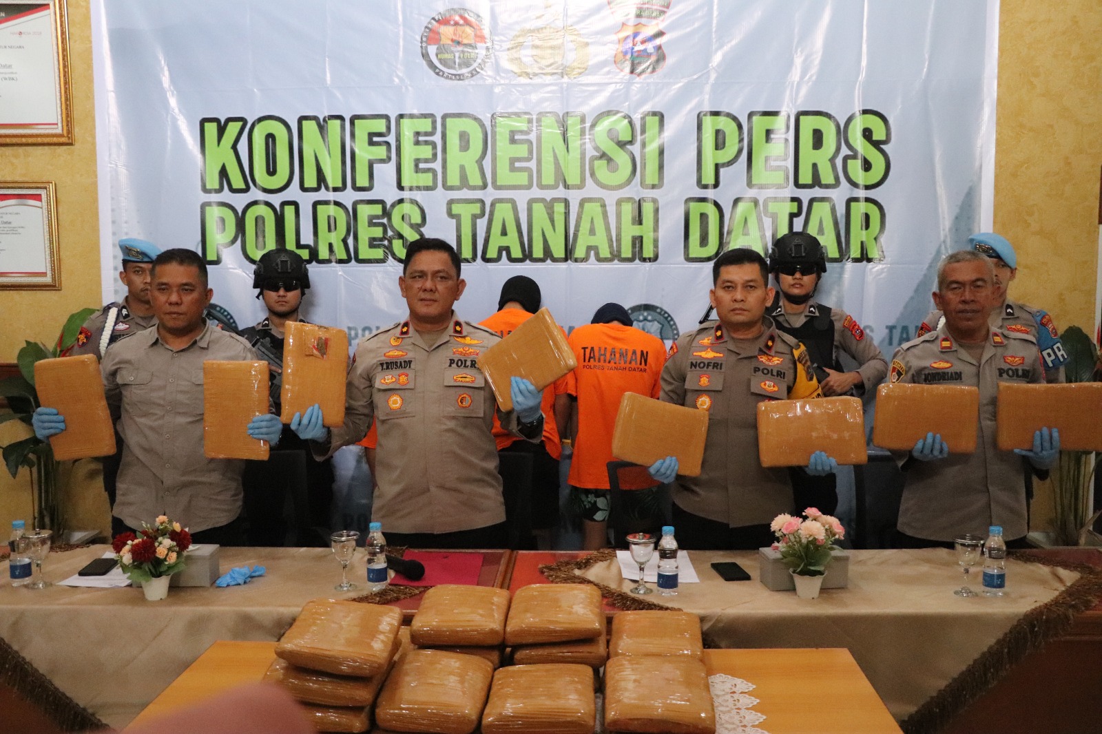 Polres Tanah Datar Ungkap Peredaran Narkoba Jenis Ganja, Tiga Tersangka Ditangkap dengan 27 Paket Ganja dalam Mobil Pick-up