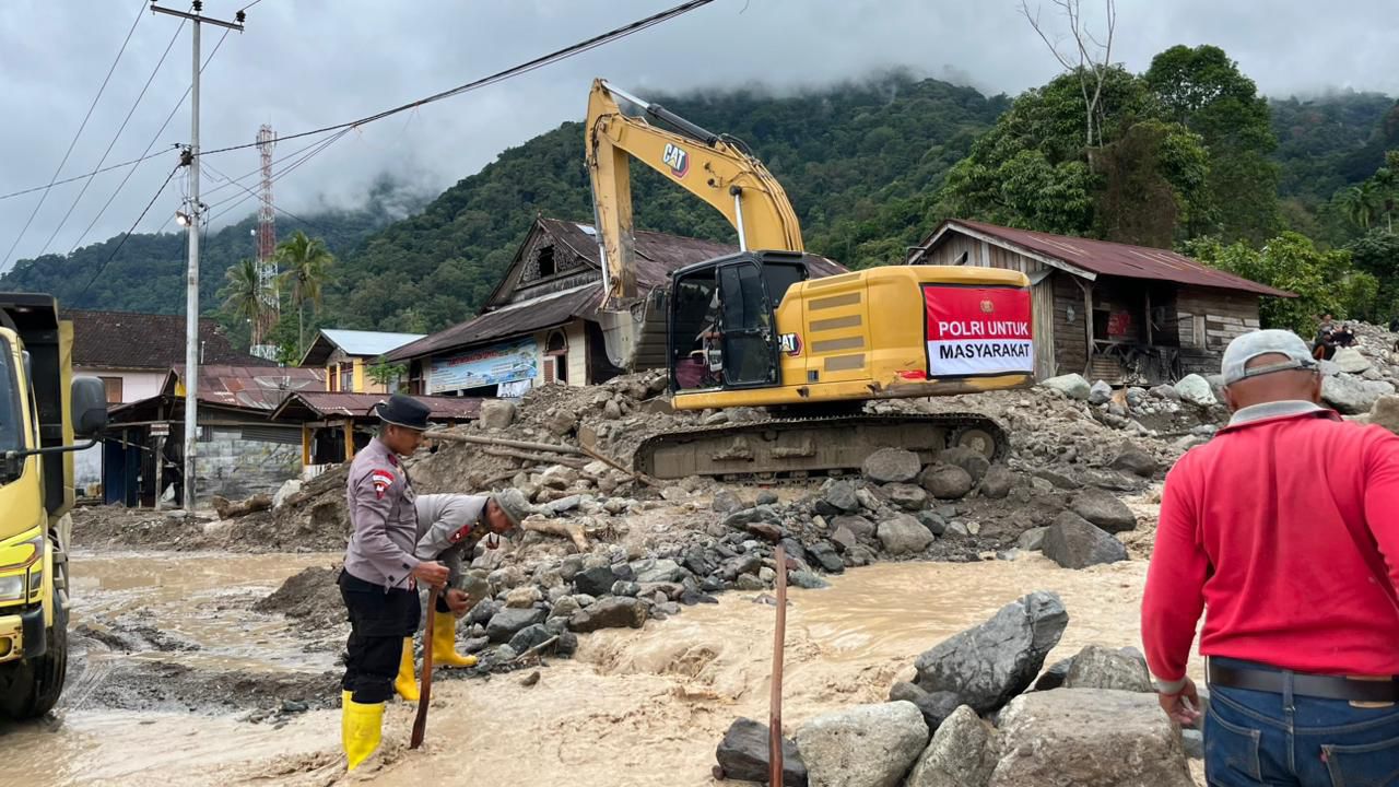 Polda Sumbar Kerahkan Alat Berat untuk Bangun Jembatan Darurat di Korong Parak Pisang Padang Pariaman