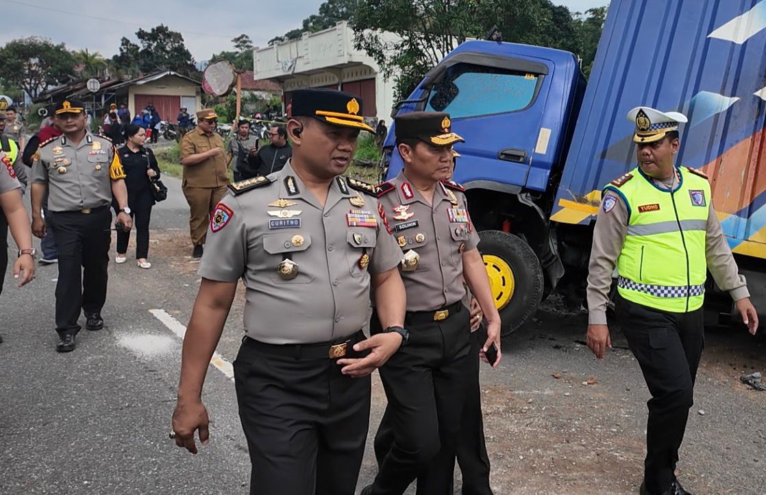 Wakapolda Sumbar Datangi Lokasi Laka Padang Panjang, Sampaikan Duka dan Imbau Keselamatan